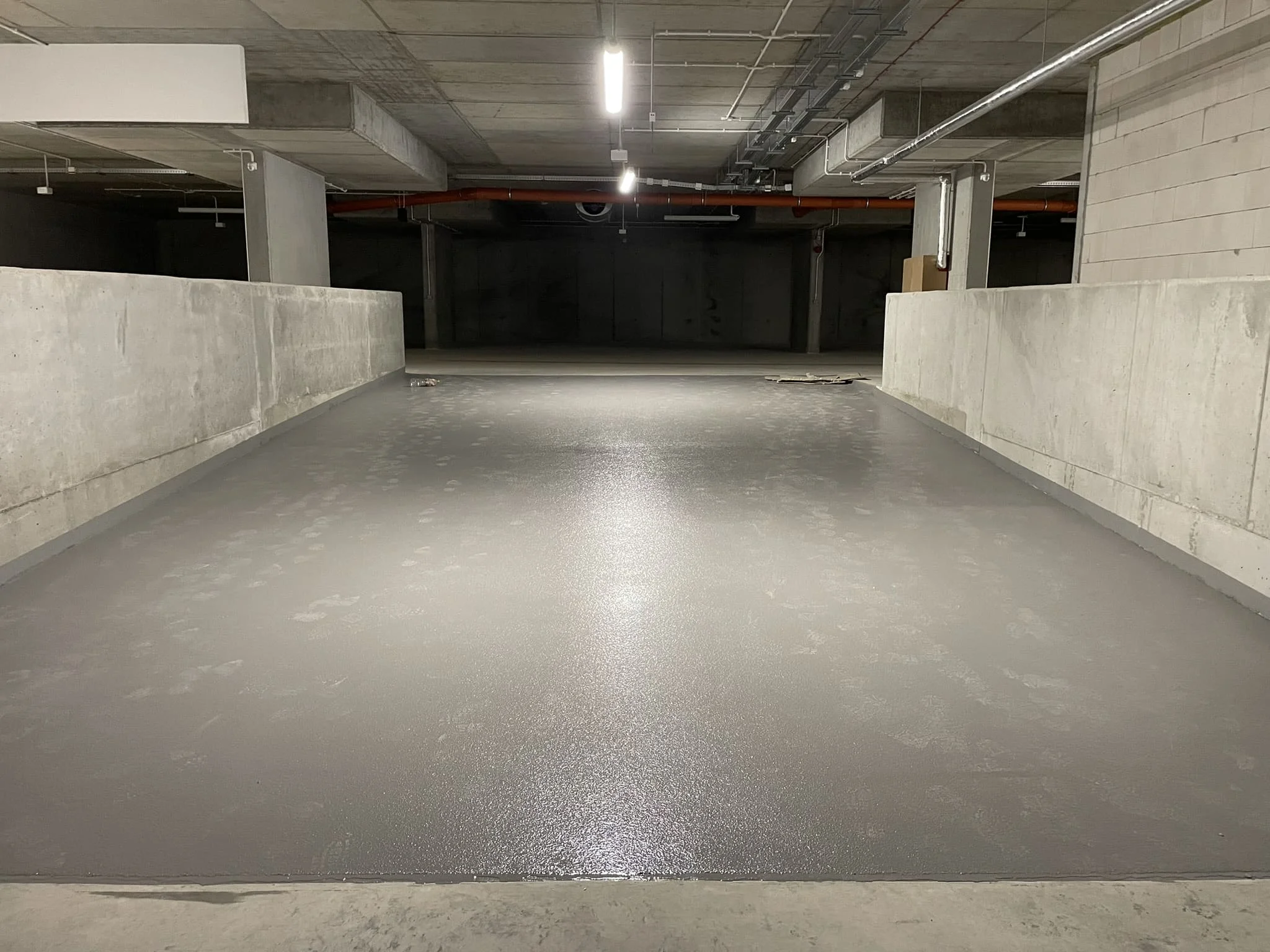 Нанесение кварценаполненного полимерного покрытия на складском объекте