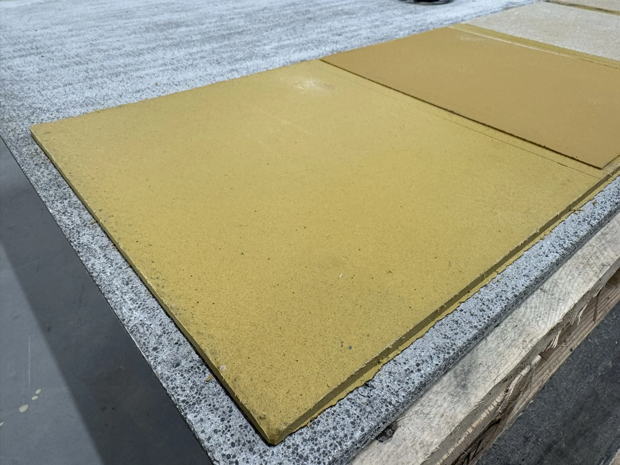 Гладкий полиуретанцементный пол в промышленном цехе