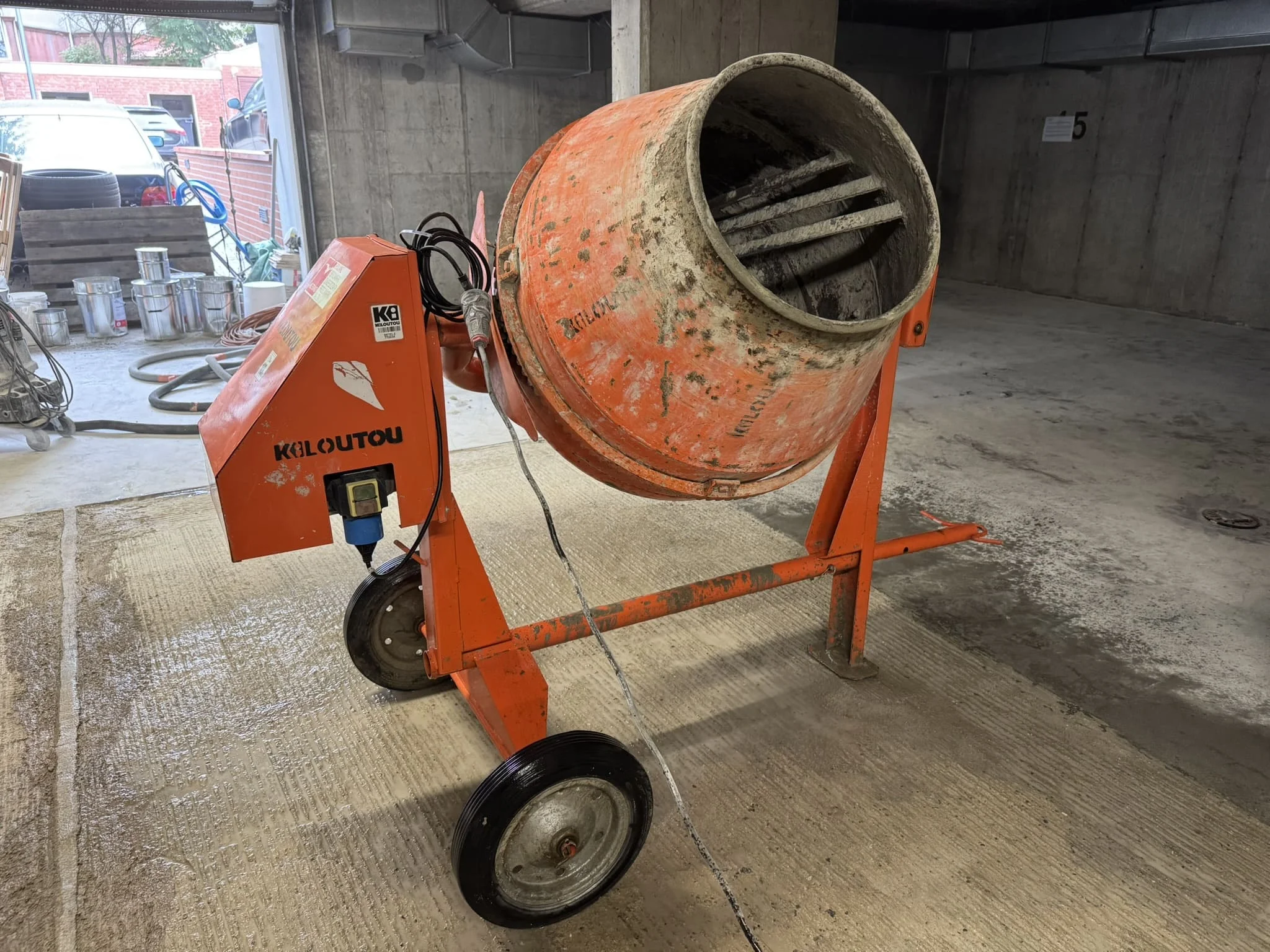 Процесс нанесения полимерцементного покрытия пола в производственном ангаре