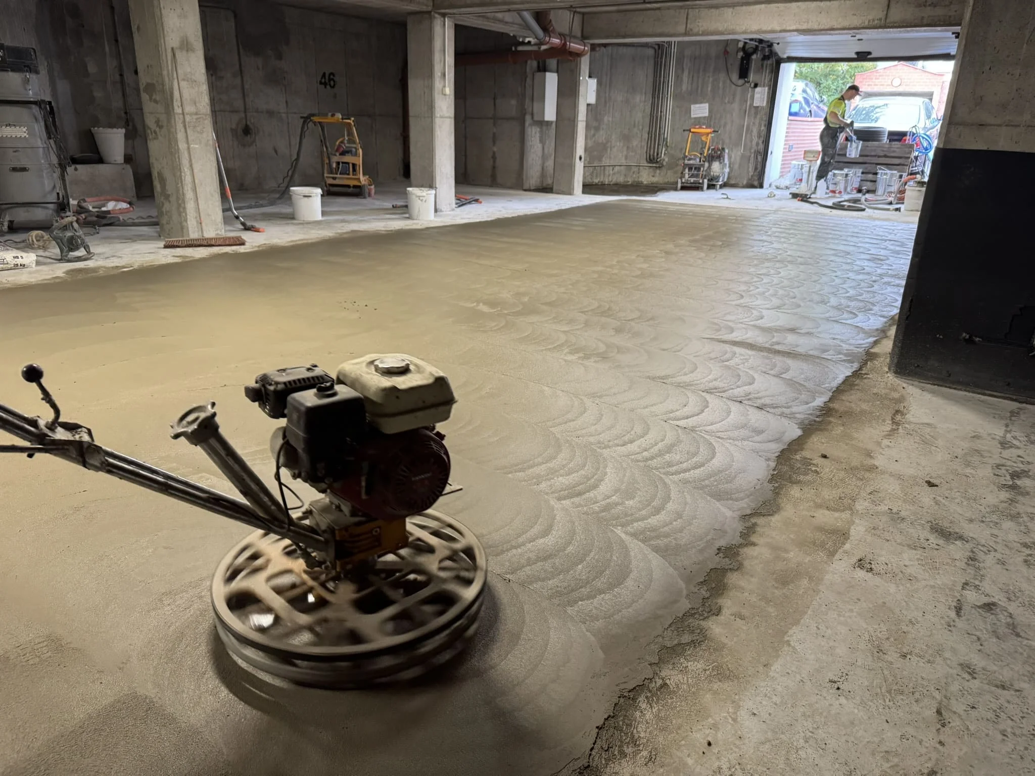 Готовый декоративный полимерцементный пол в современном складе