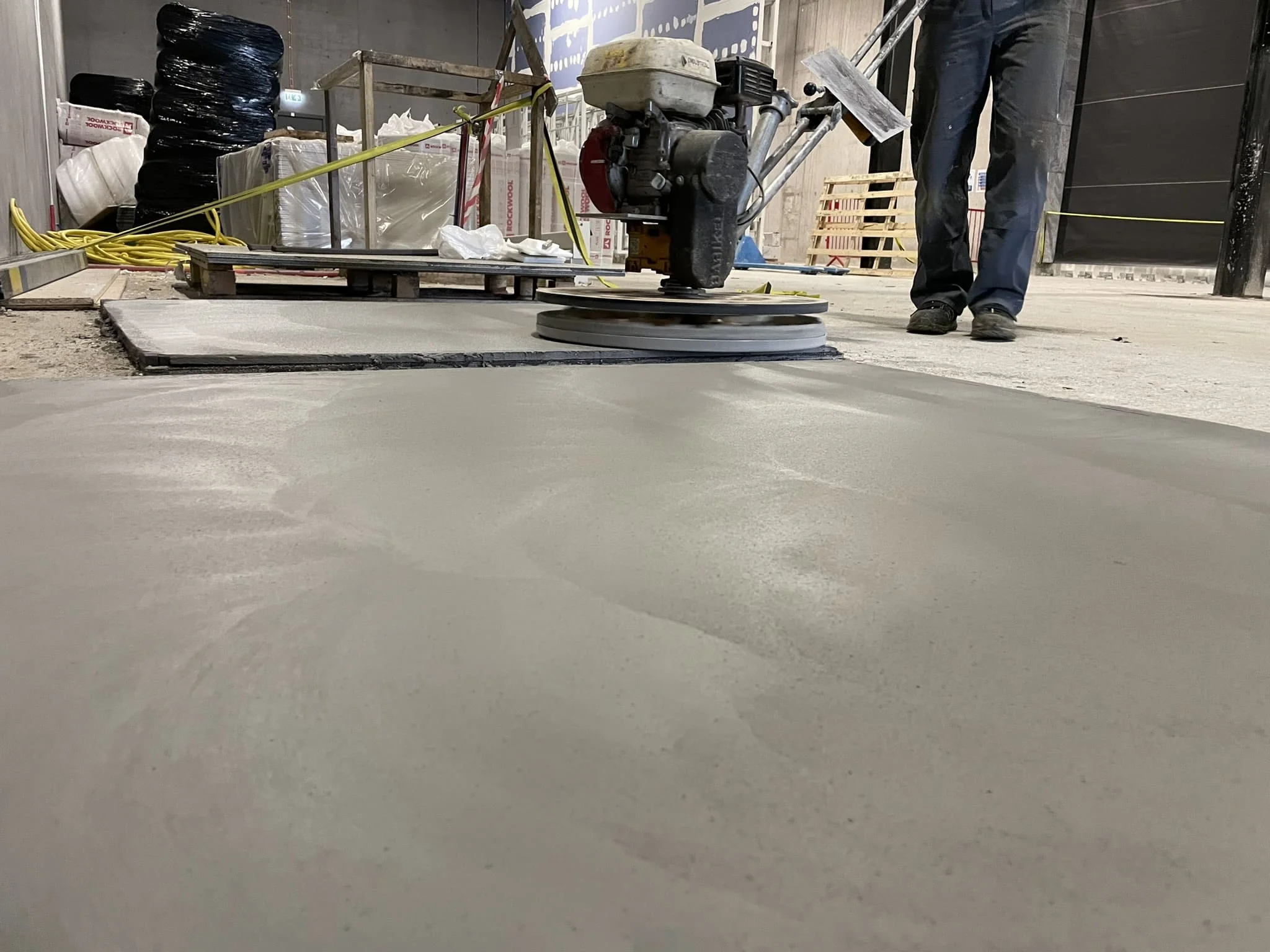 Готовая бесшовная поверхность магнезиального пола в складе