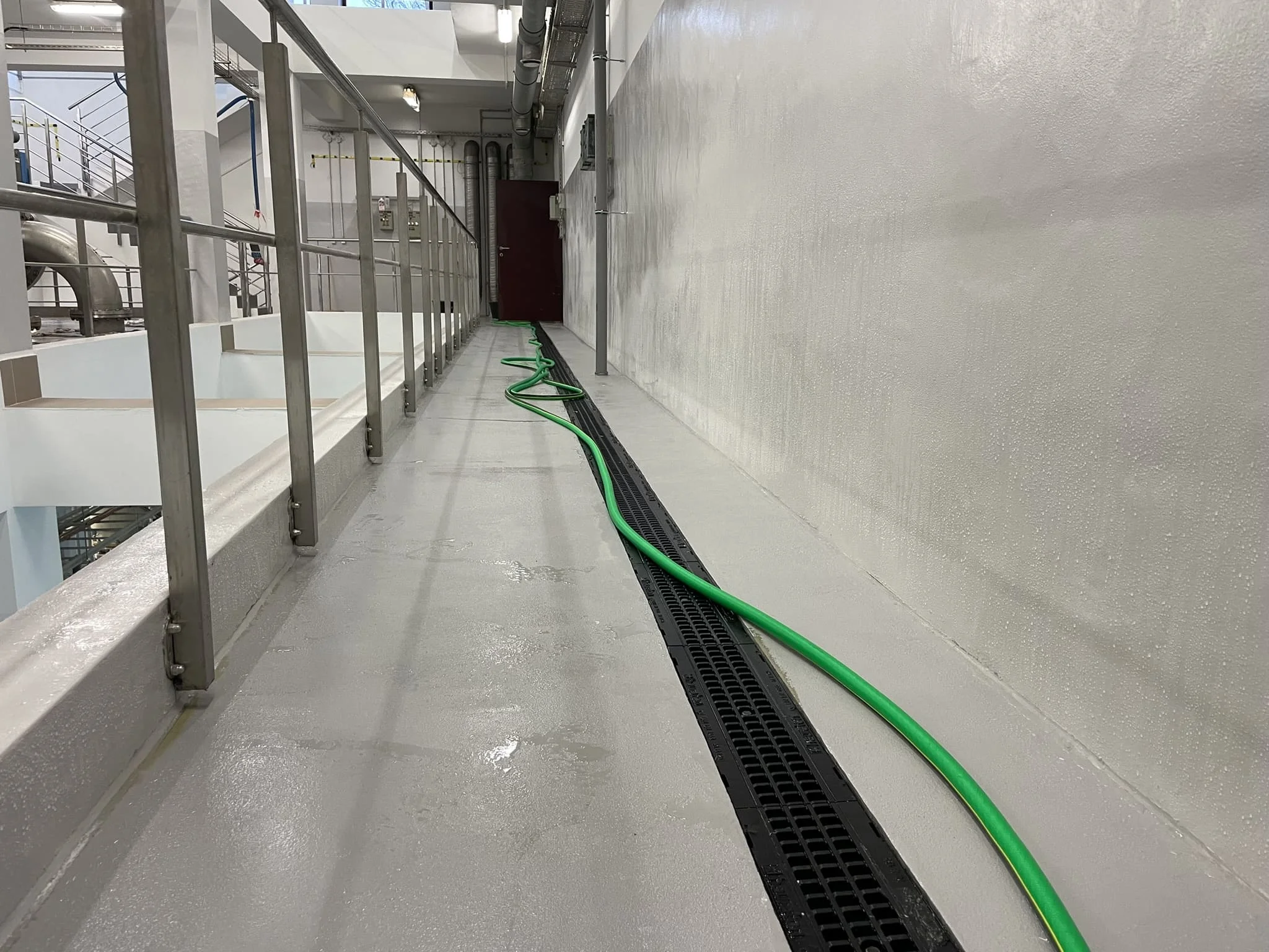 Токопроводящее покрытие пола с элементами медной сетки для заземления