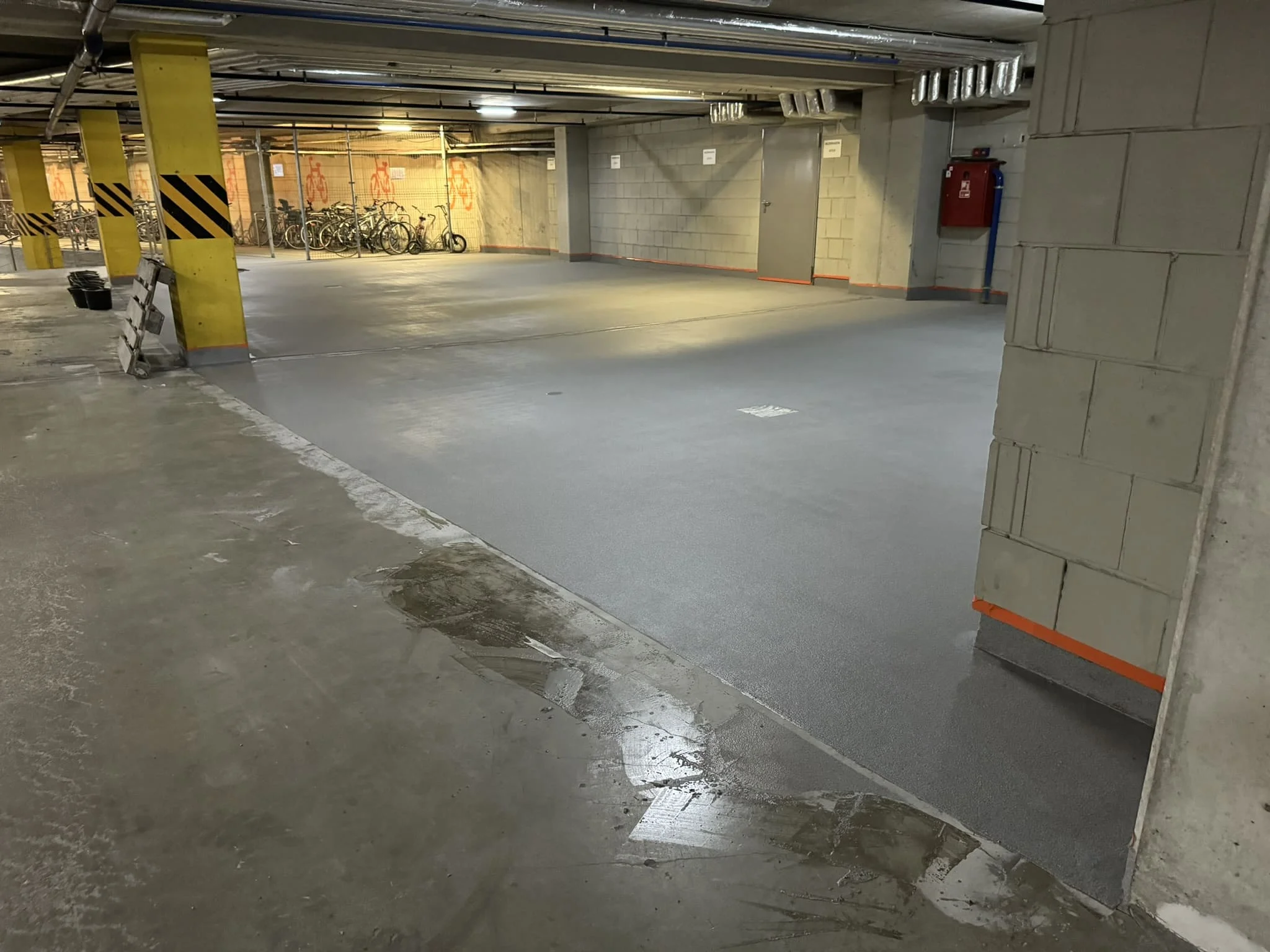 Готовое цветное покрытие метилметакрилатного пола в торговом зале