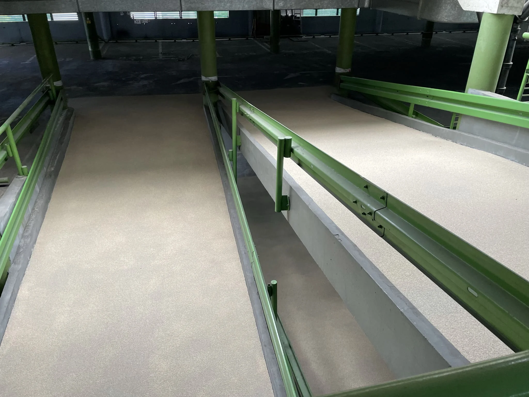 Процесс заливки эпоксидного наливного пола на промышленном объекте