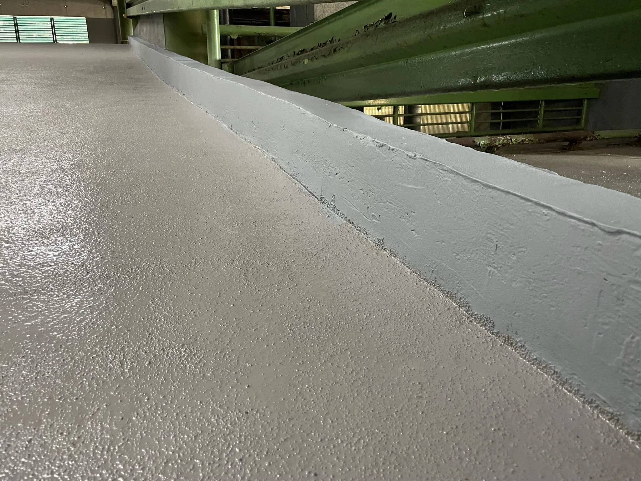 Готовый пол из эпоксидной смолы с гладкой глянцевой поверхностью в производственном цеху