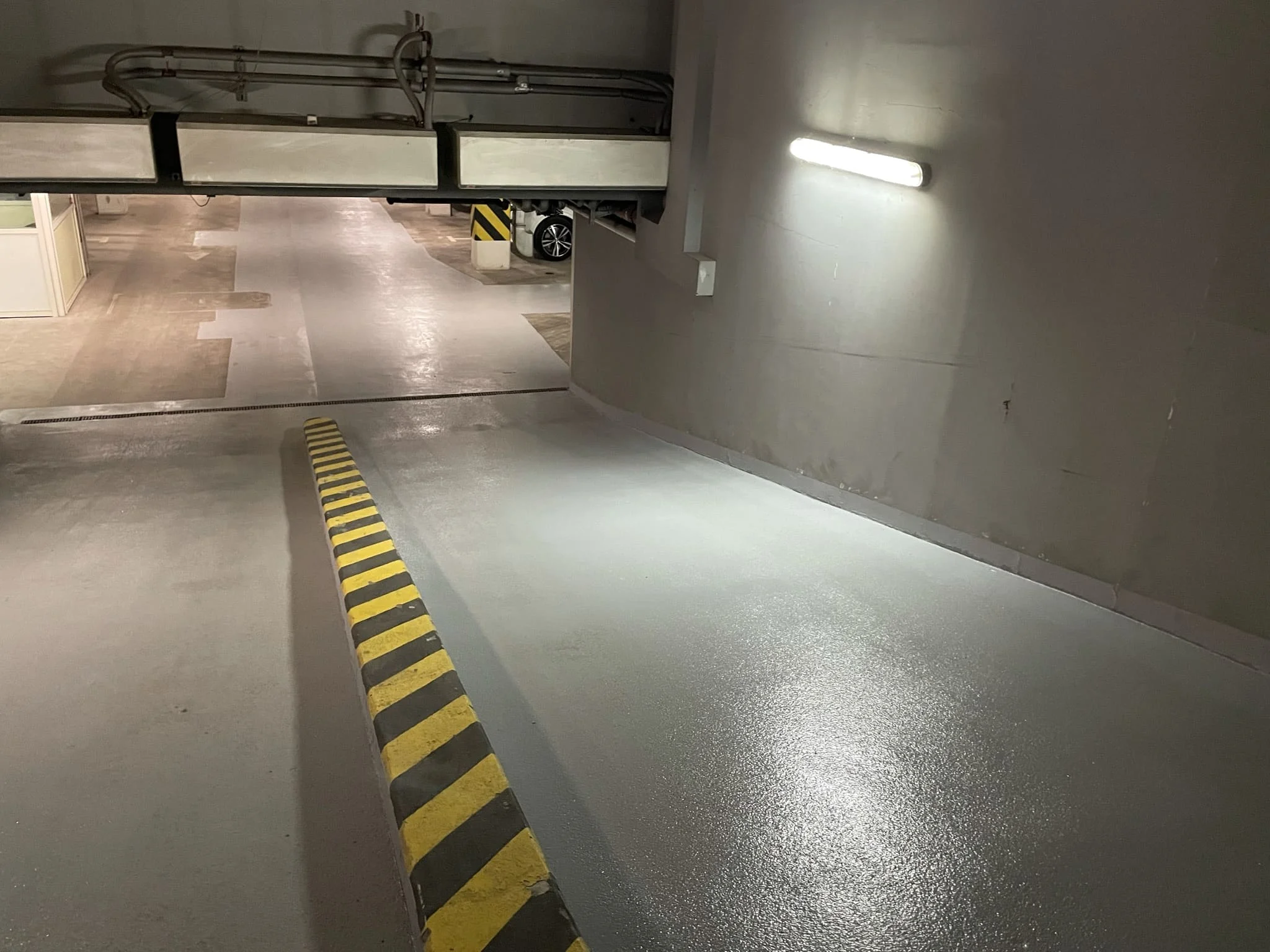 Монтаж антискользящего наливного пола с кварцевой фракцией на складе