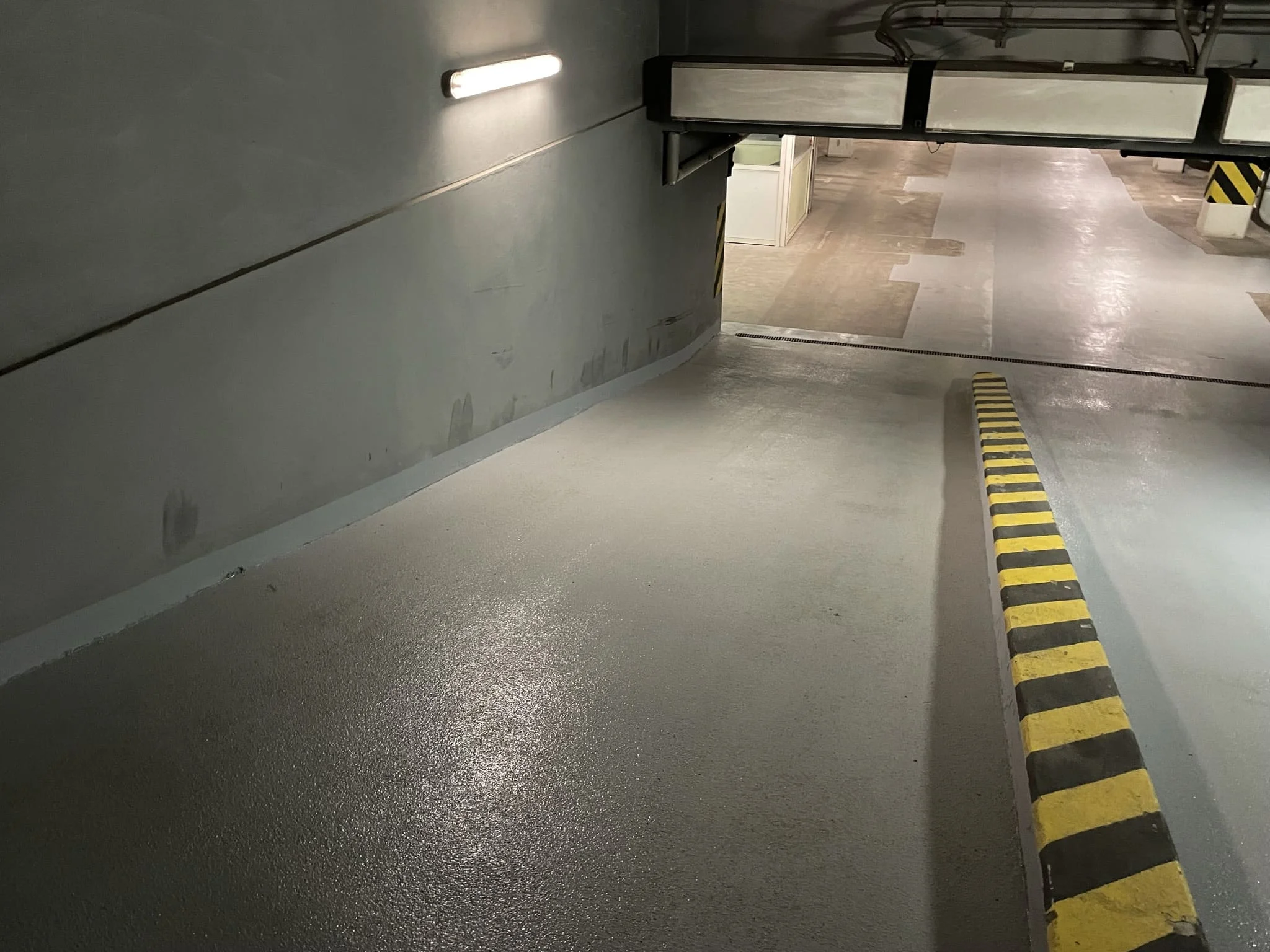 Готовый текстурированный антискользящий наливной пол в общественном помещении