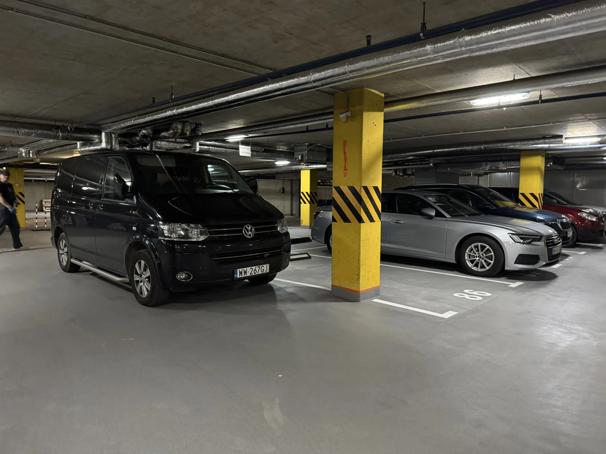 Монтаж полимерного наливного пола для подземного паркинга