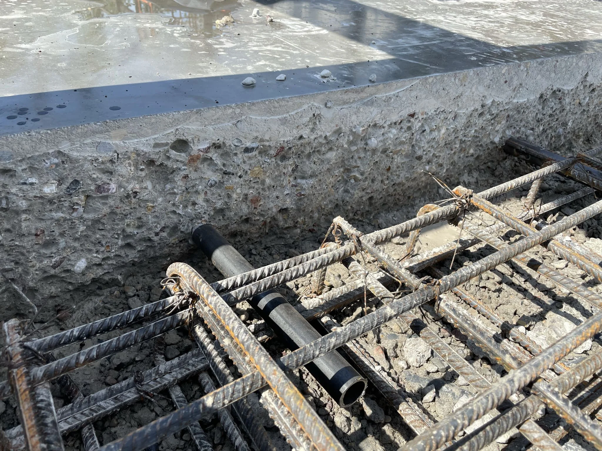 Устройство бетонного пола с армированием для подземного паркинга