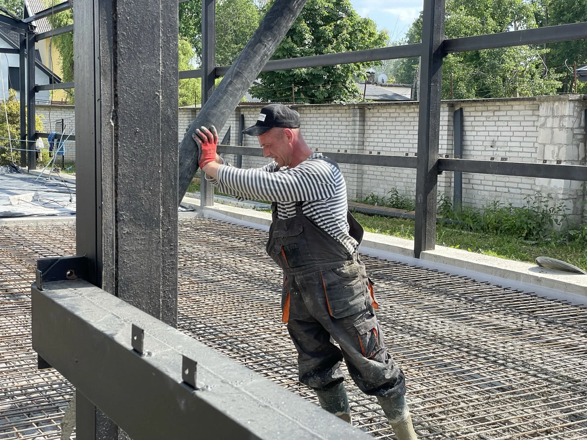 Готовый промышленный бетонный пол с разметкой для паркинга