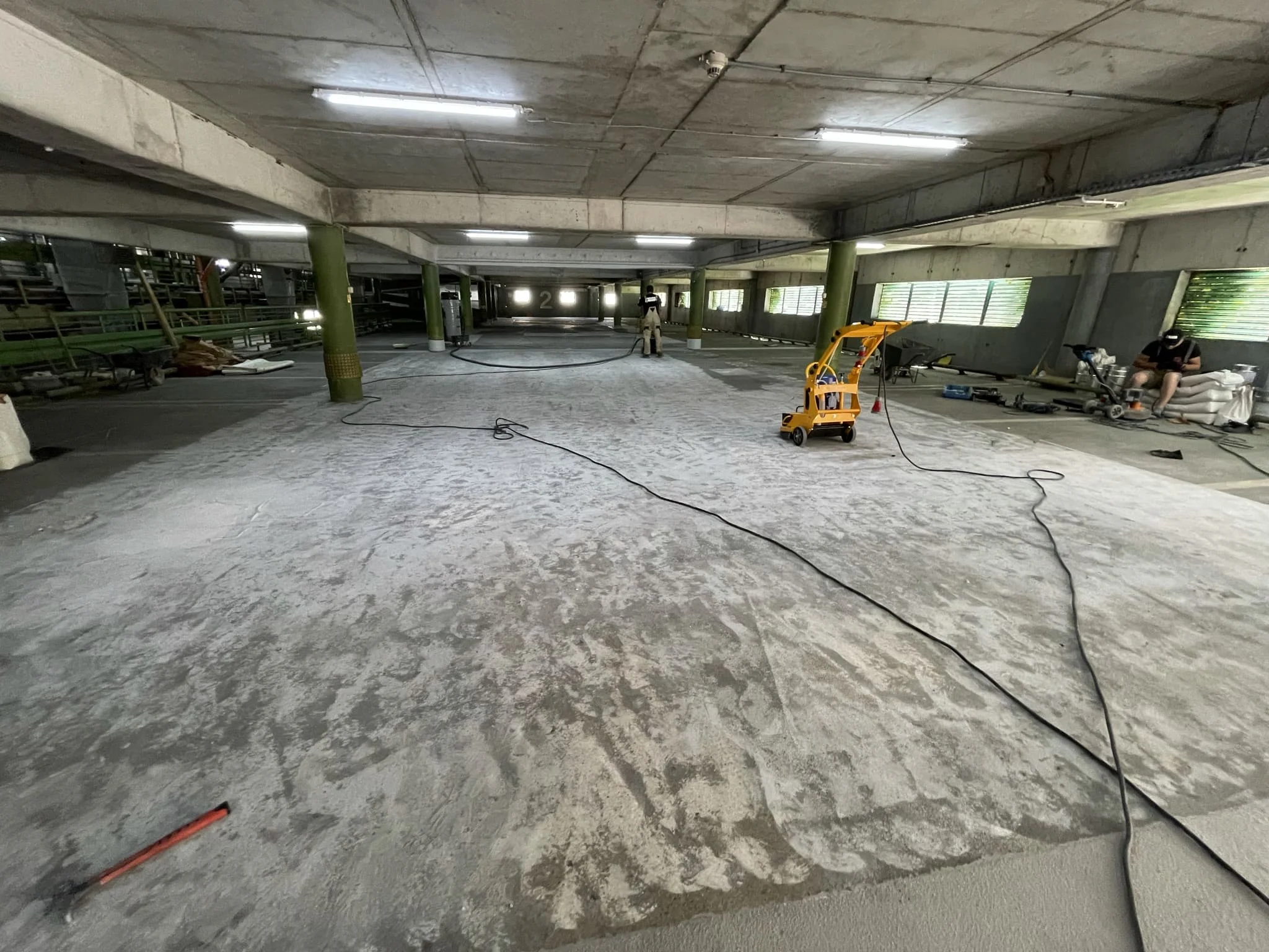 Монтаж наливного полимерного пола в подземном паркинге