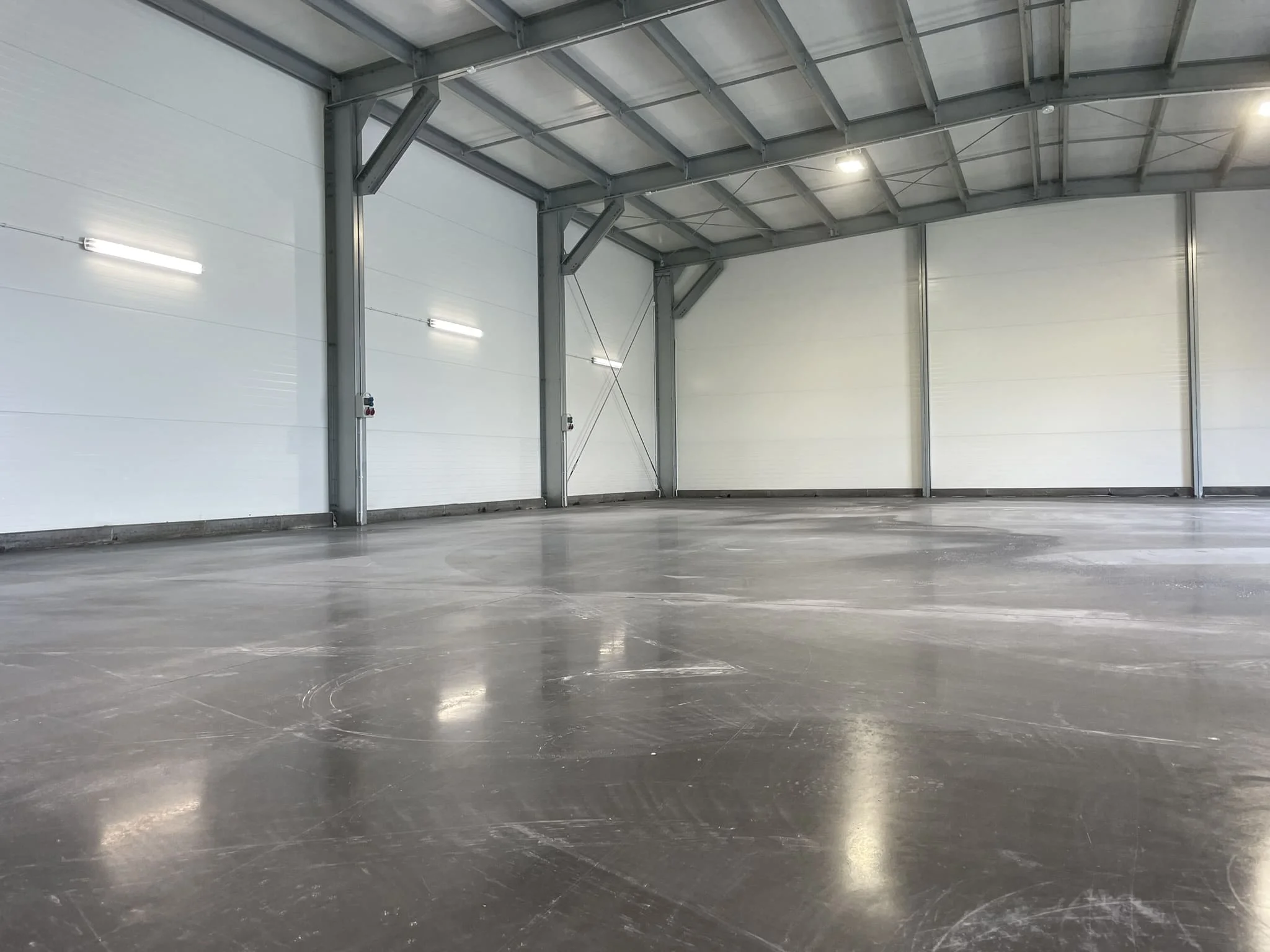 Готовый наливной полимерный пол в современном складском комплексе