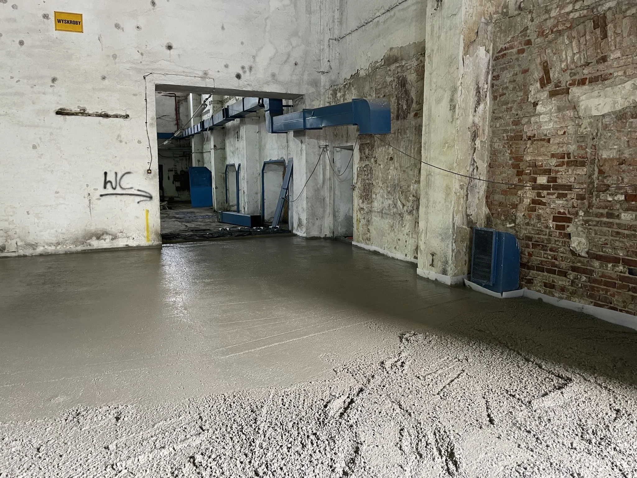 Процесс монтажа промышленного бетонного пола на складе