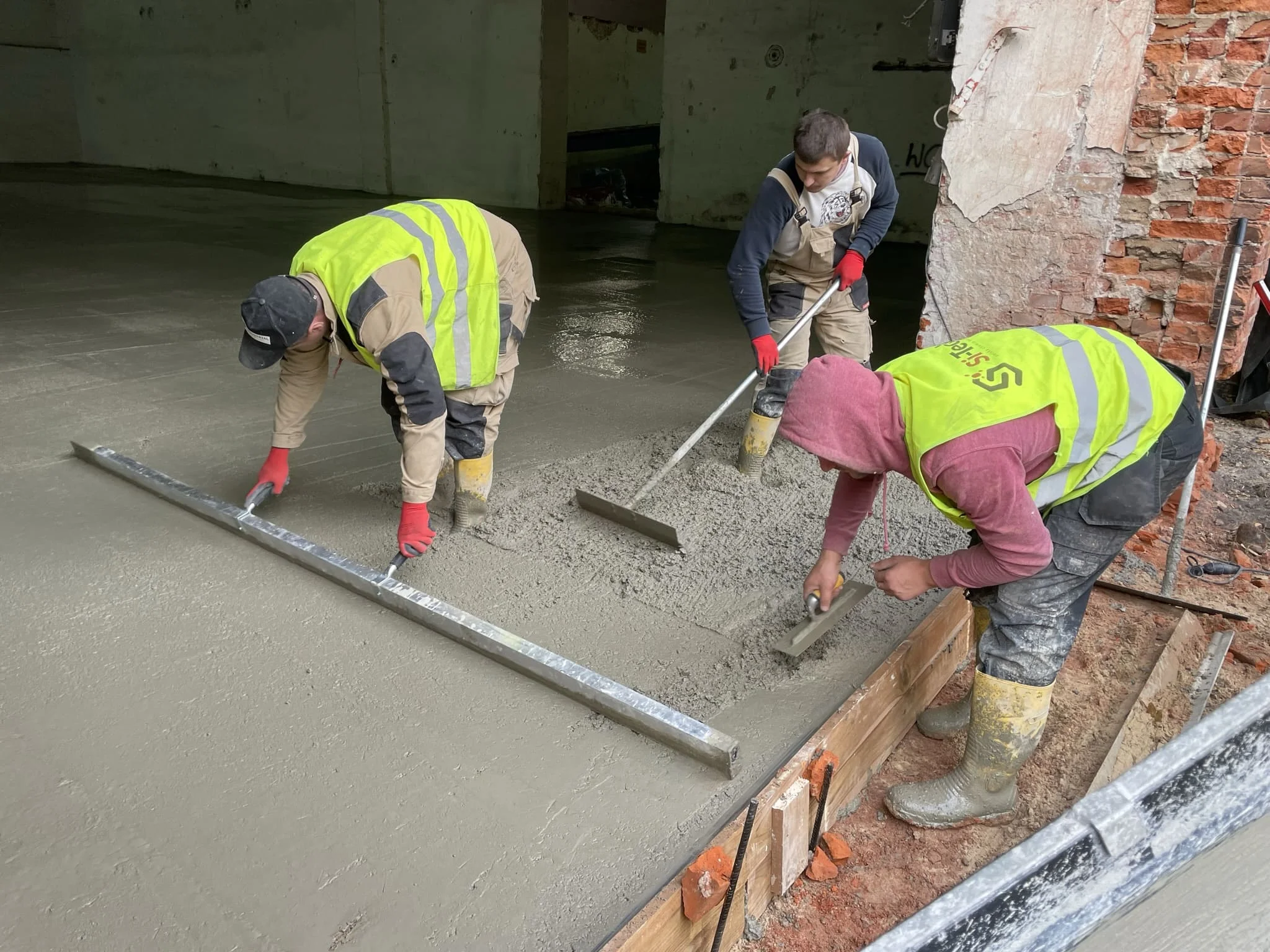 Готовый бетонный пол с топпингом и разметкой в логистическом комплексе