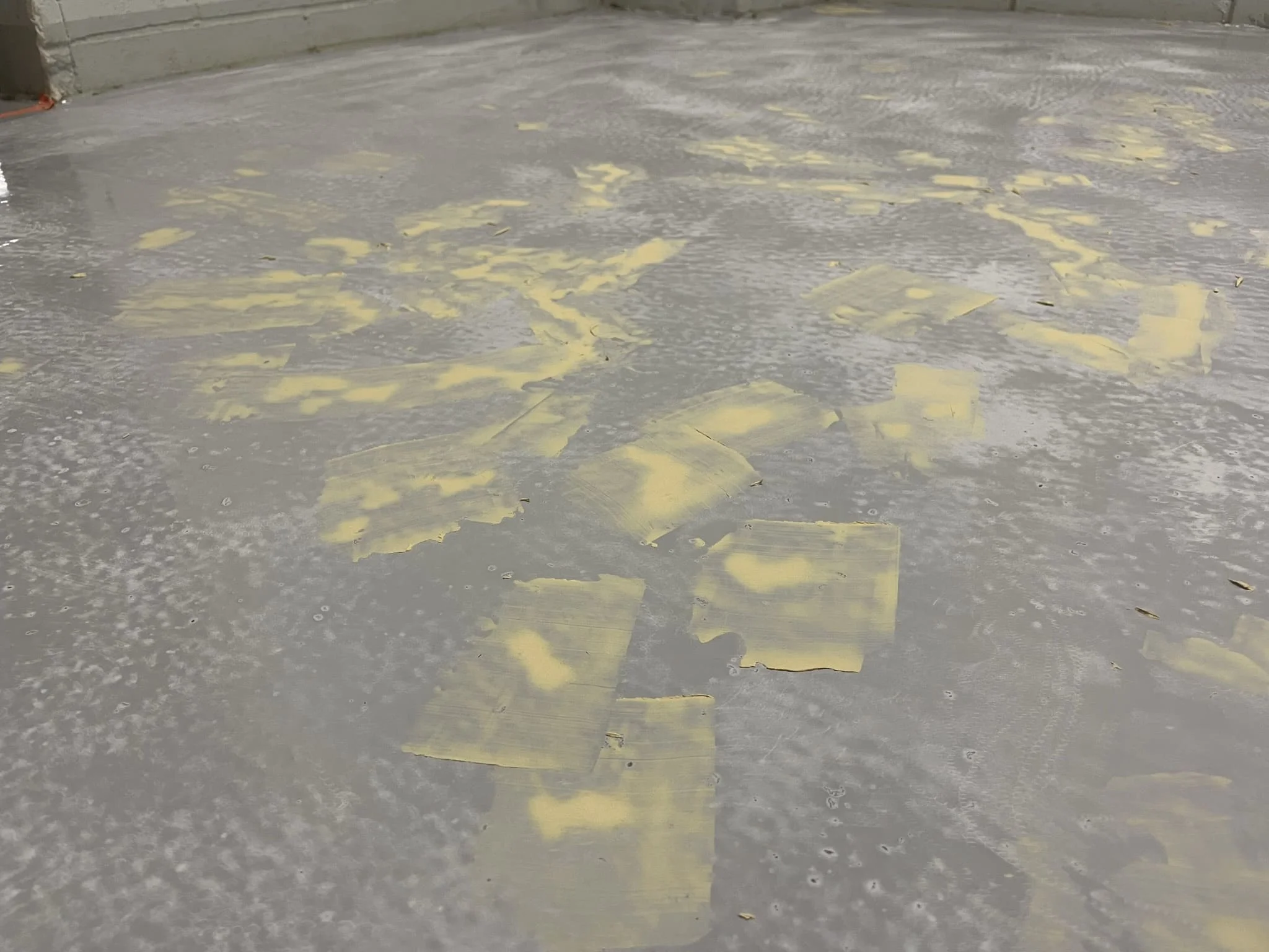 Готовый наливной промышленный пол на складе с зонами и разметкой