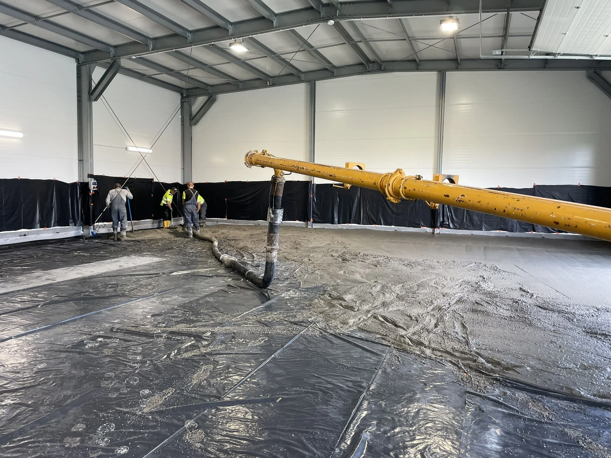 Монтаж бетонного пола в транспортном ангаре