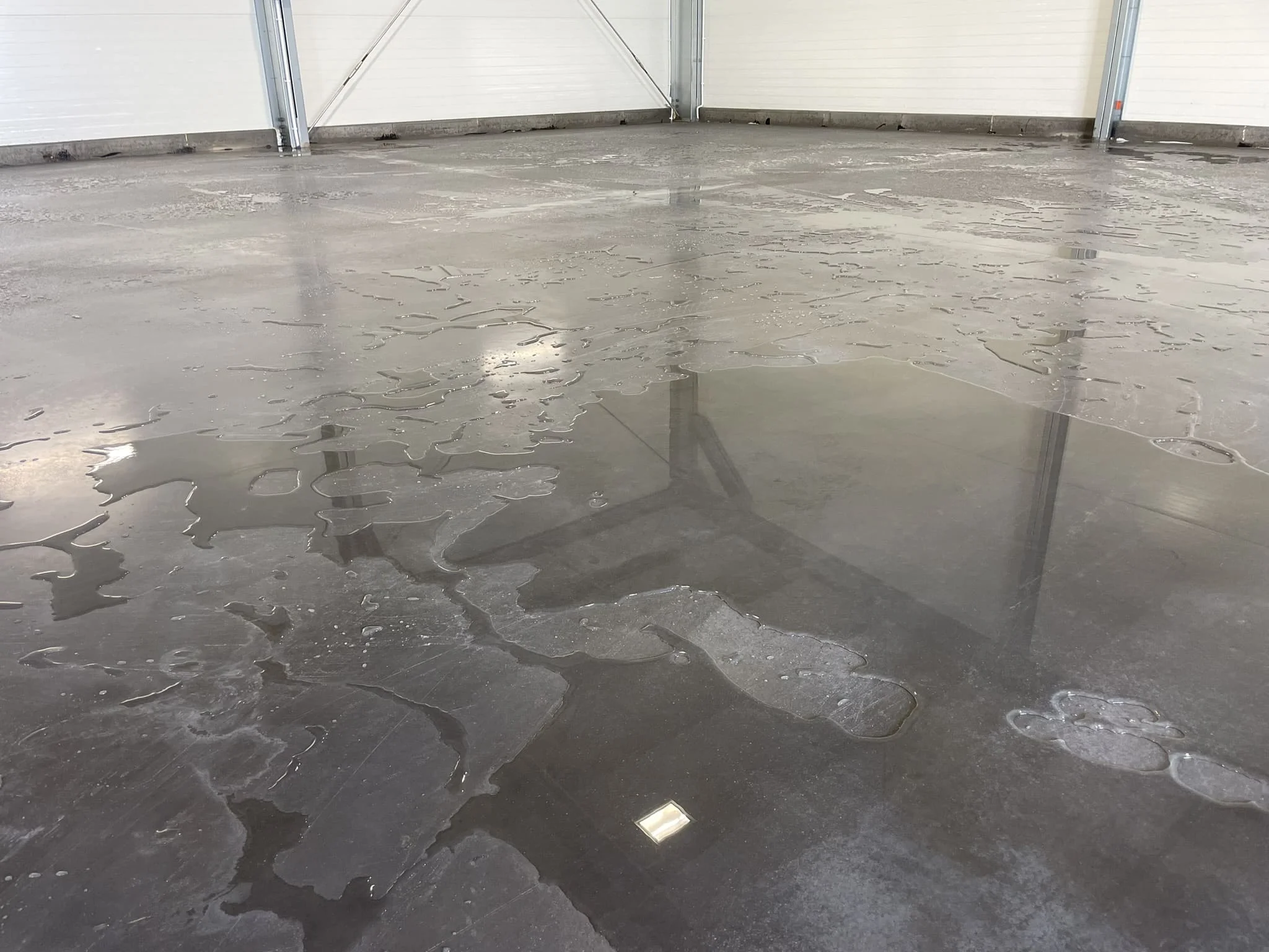 Готовый промышленный наливной пол с разметкой для ангара