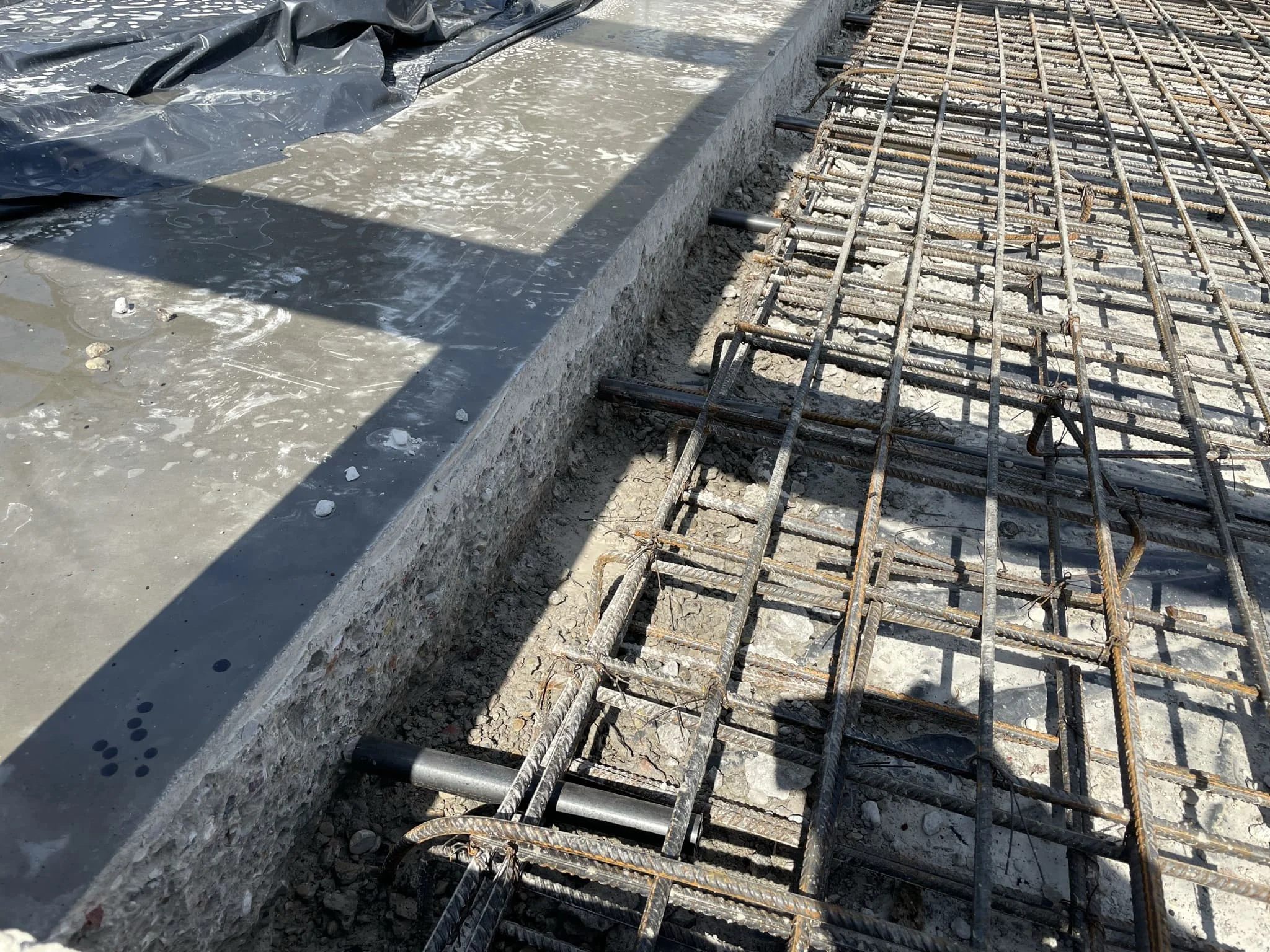 Заливка промышленного бетонного пола в большом ангаре