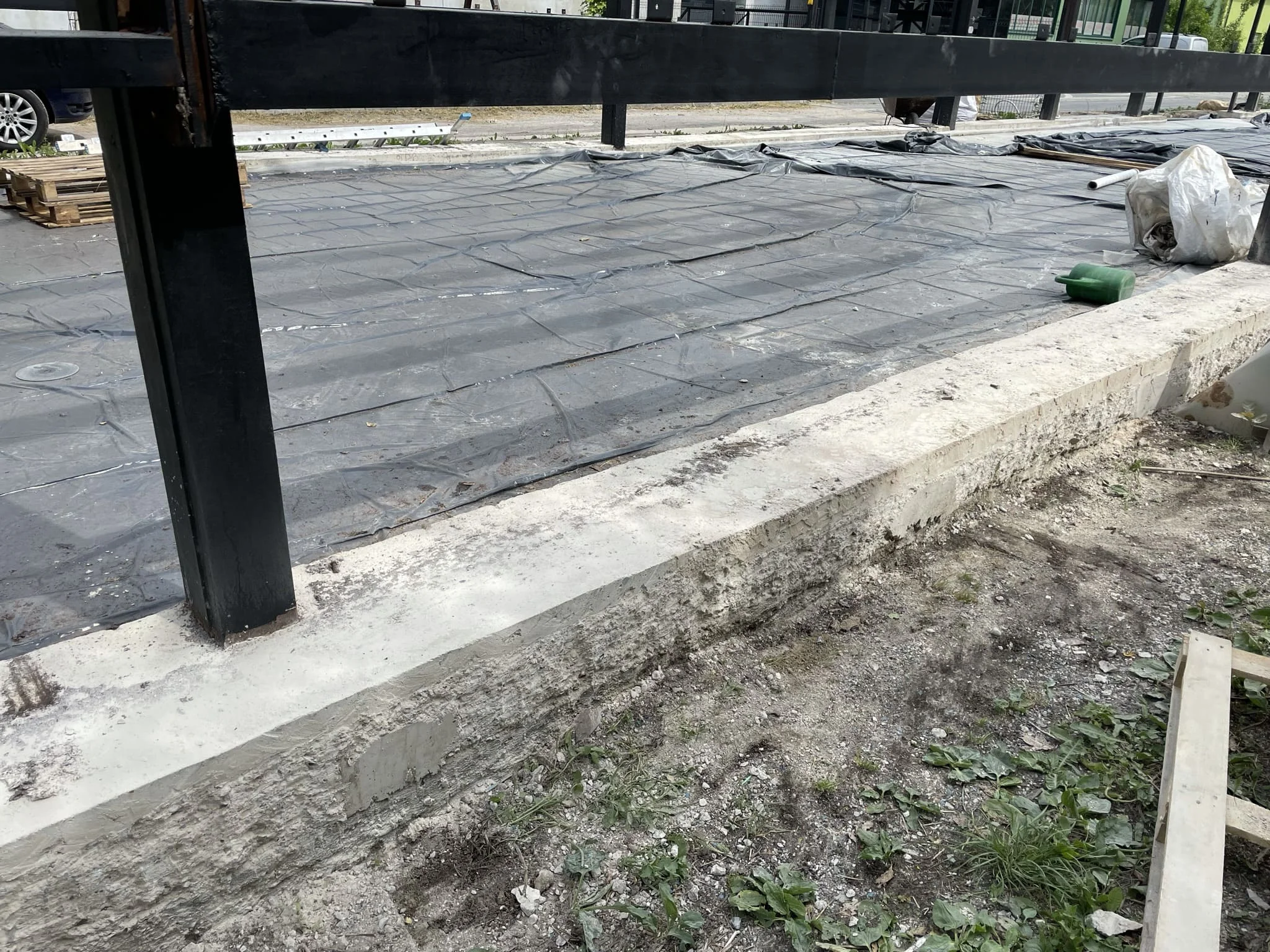 Готовый армированный бетонный пол с топпингом в современном складе-ангара