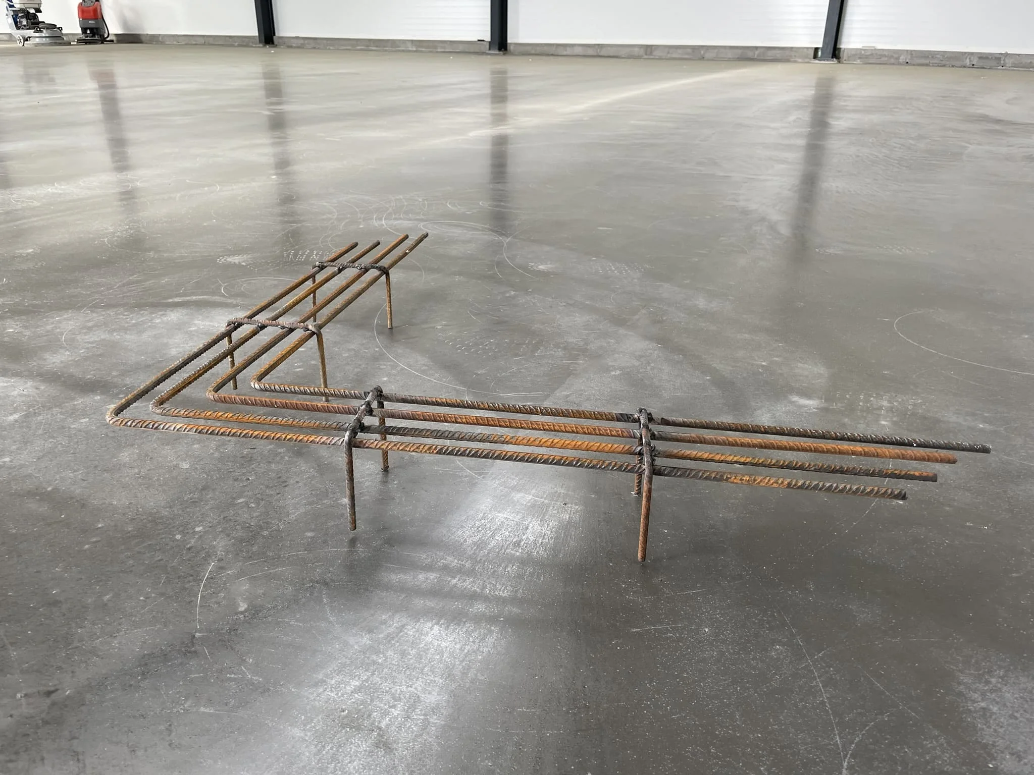 Готовое покрытие пола для промышленного цеха с разметкой и сливами