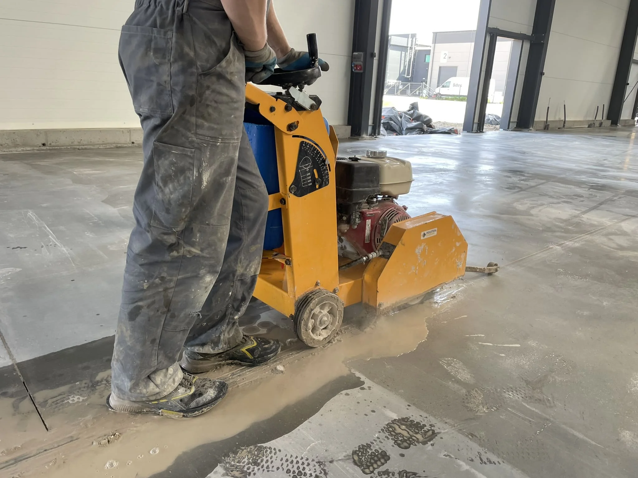 Монтаж наливного полимерного пола на современном пищевом производстве