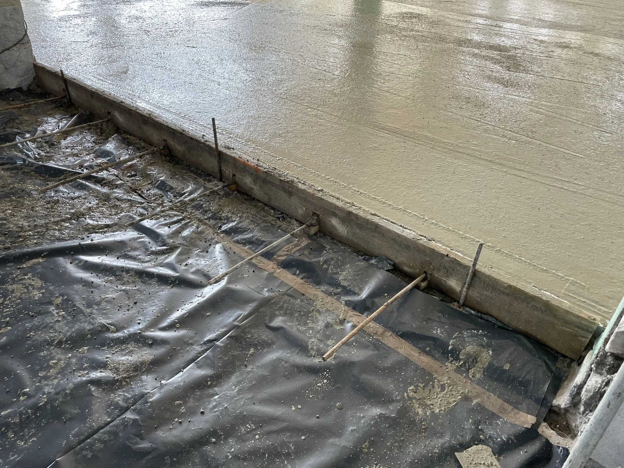 Готовое покрытие бетонного пола со шлифовкой в пищевом производстве