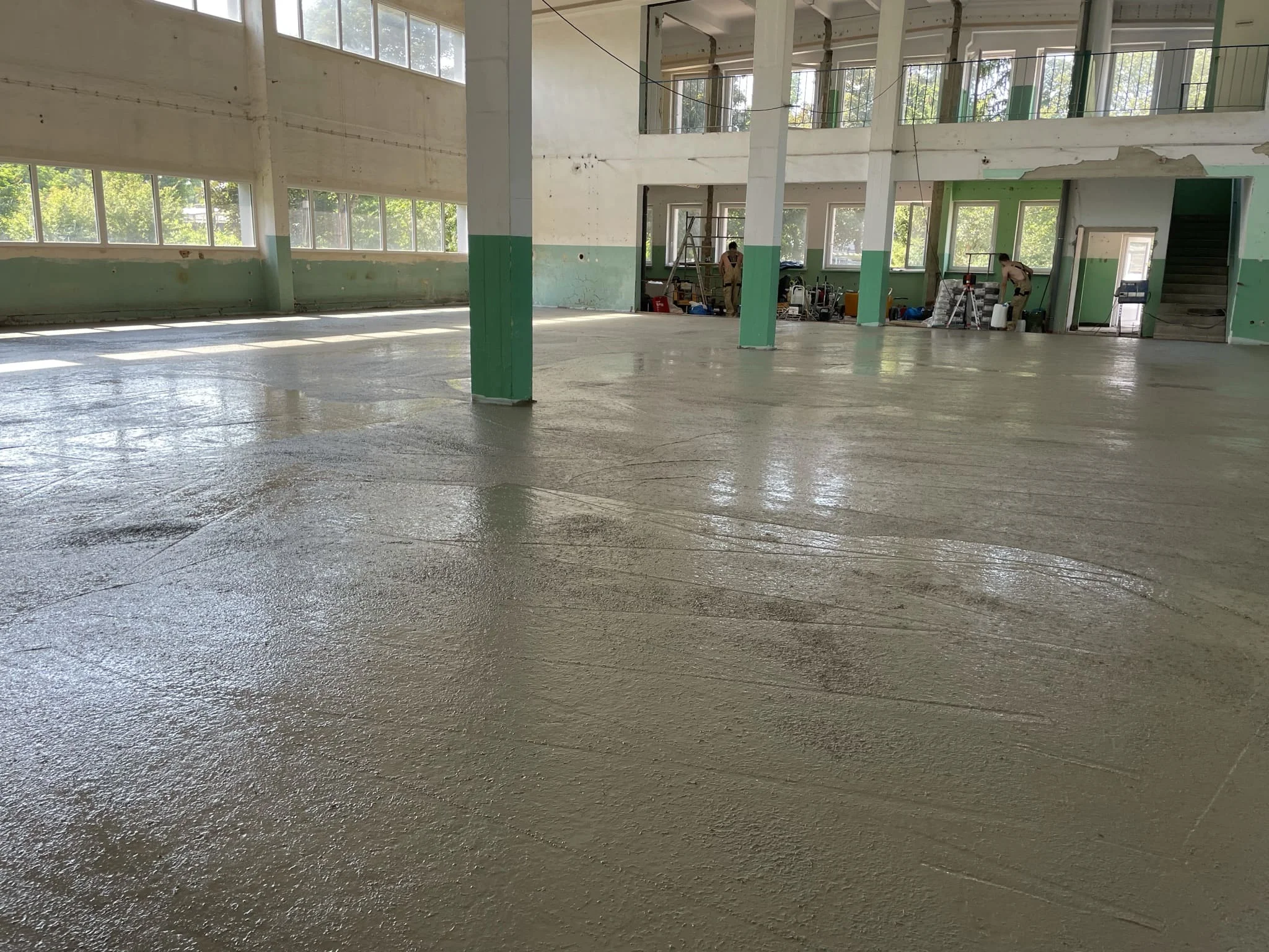 Монтаж бетонного пола в производственном цехе с армированием