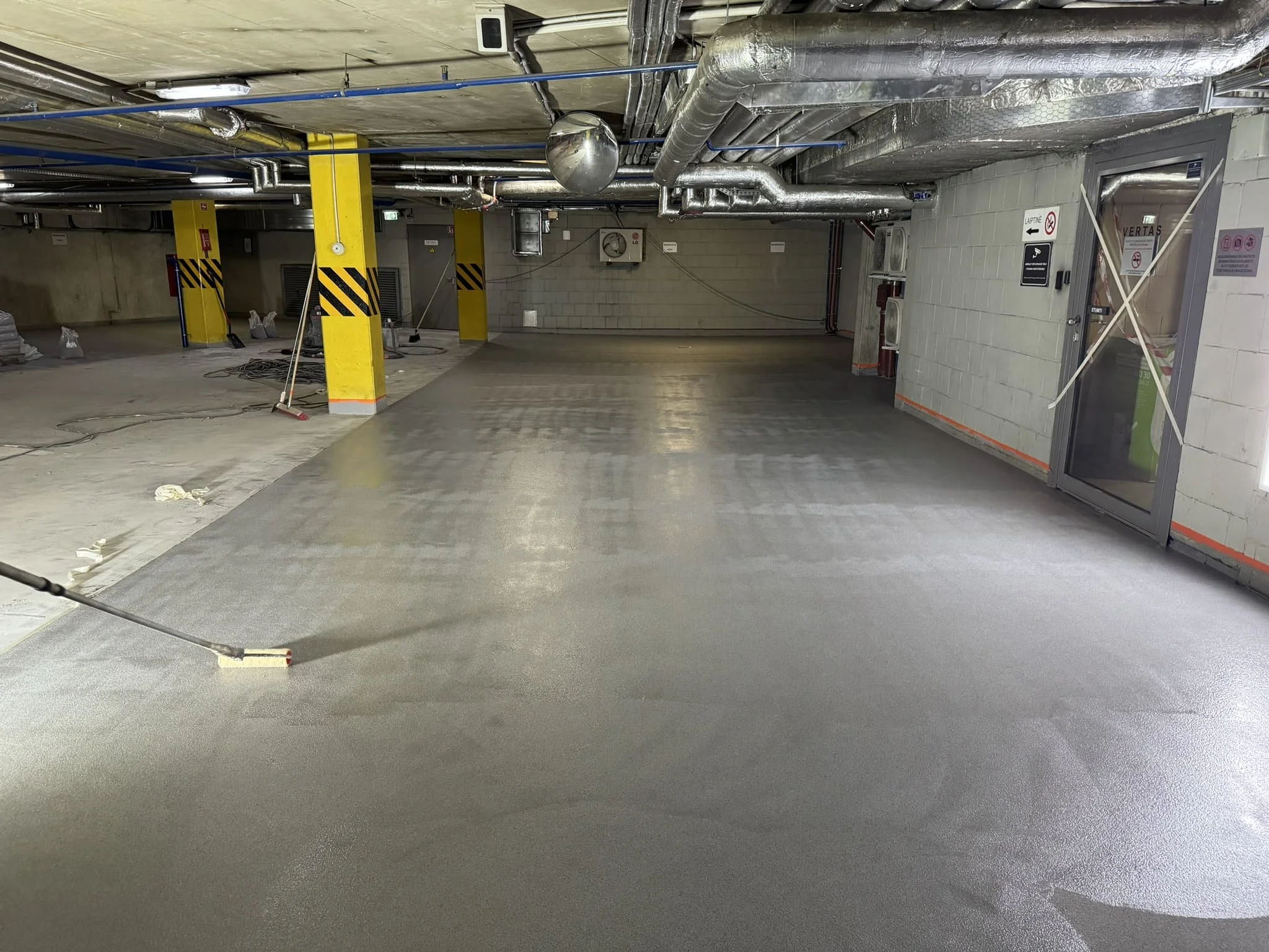 Процесс укладки наливного полимерного пола на производственном объекте