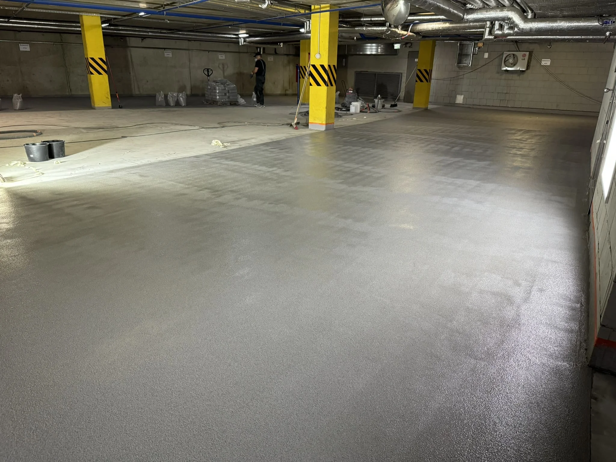 Готовый яркий наливной пол для современного производственного цеха