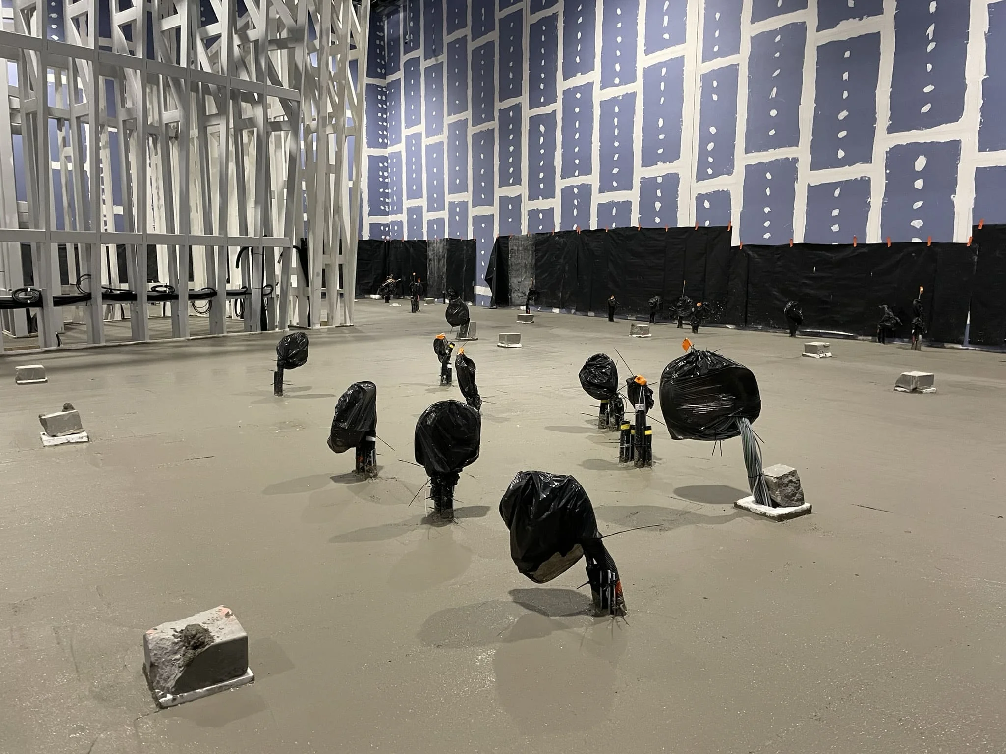 Монтаж бетонного пола в промышленном производственном цехе