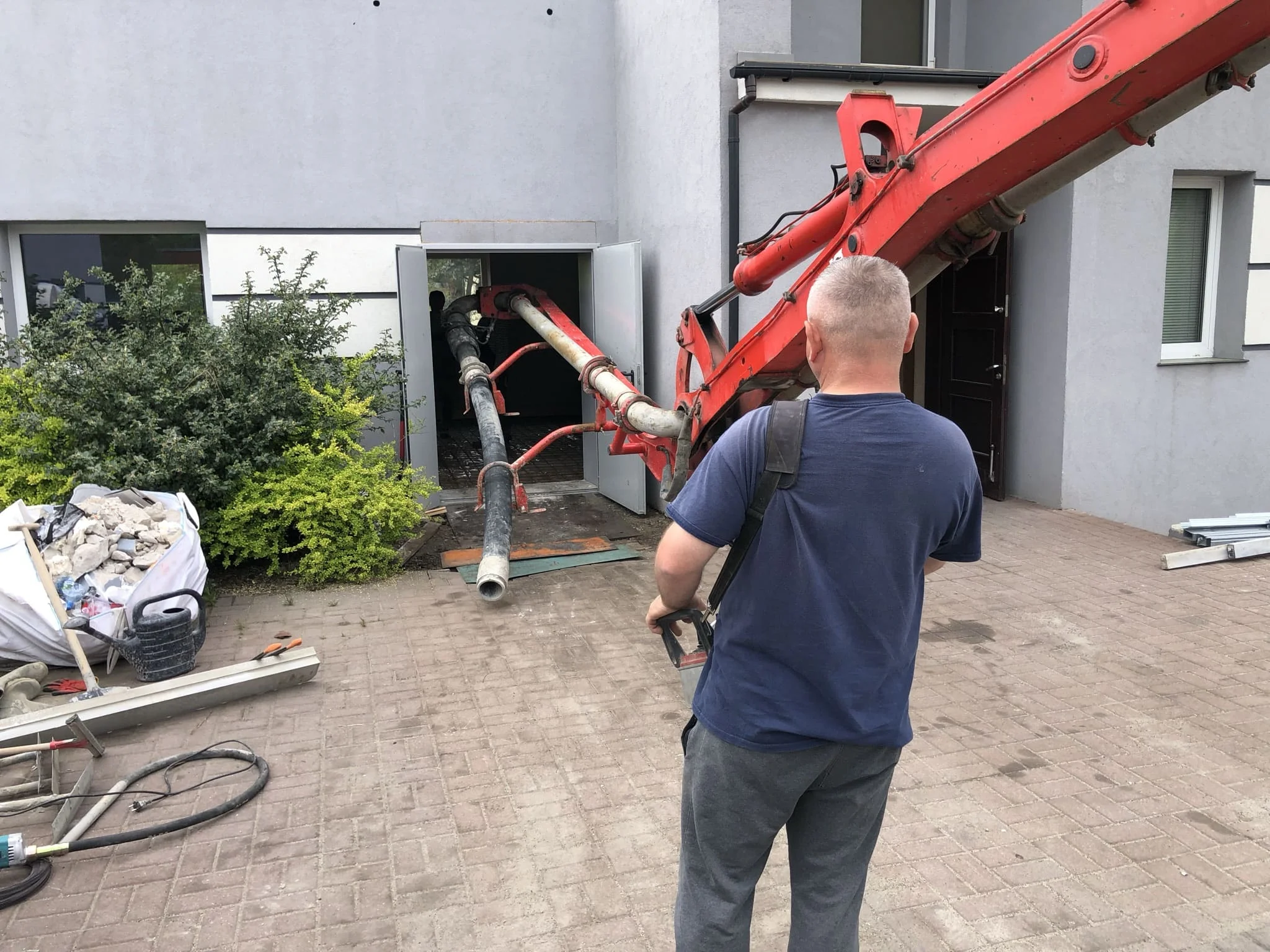 Готовый армированный бетонный пол для цеха с упрочнённой поверхностью