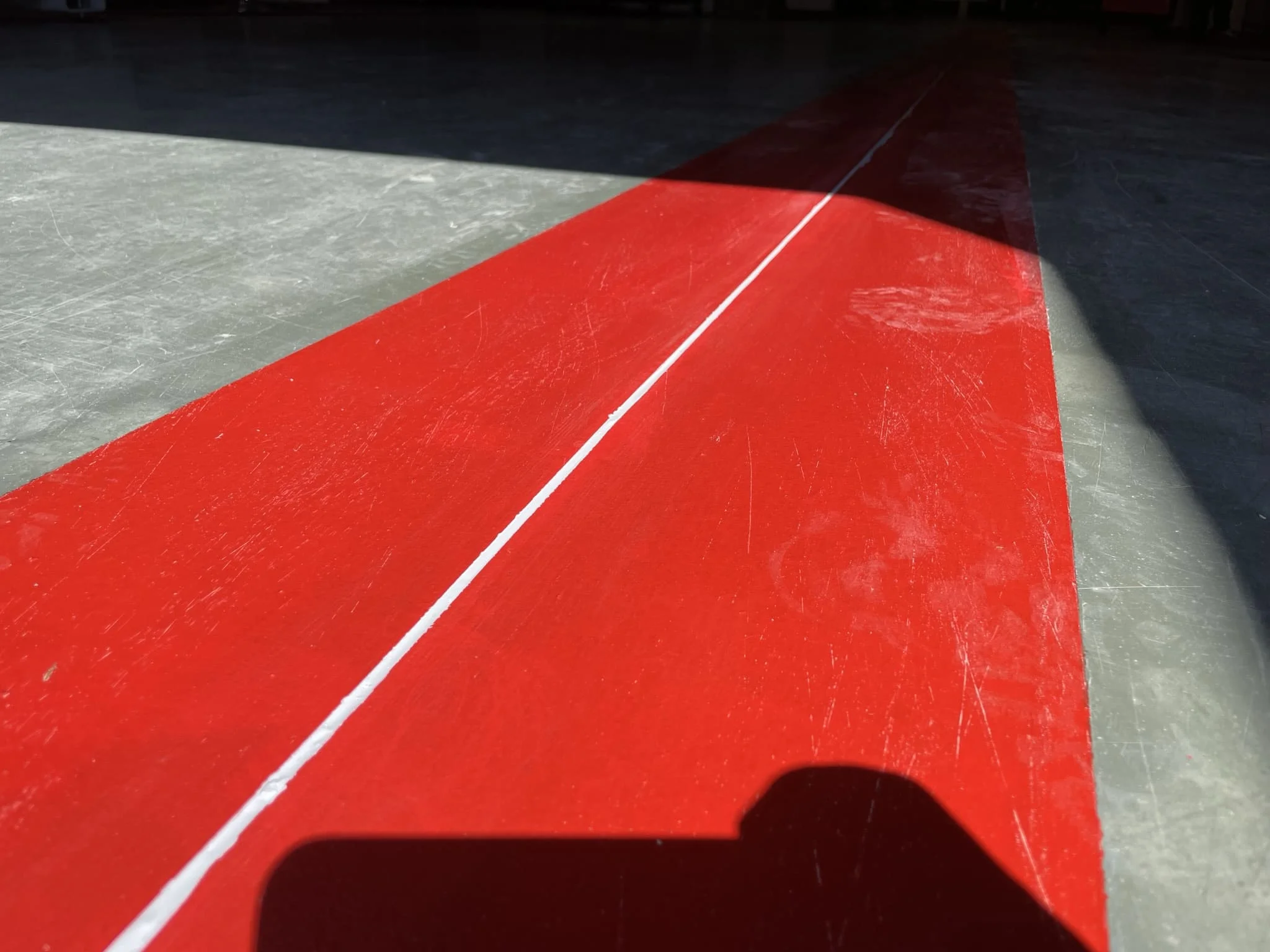 Готовое полимерное покрытие пола в ярком цвете в техническом цехе