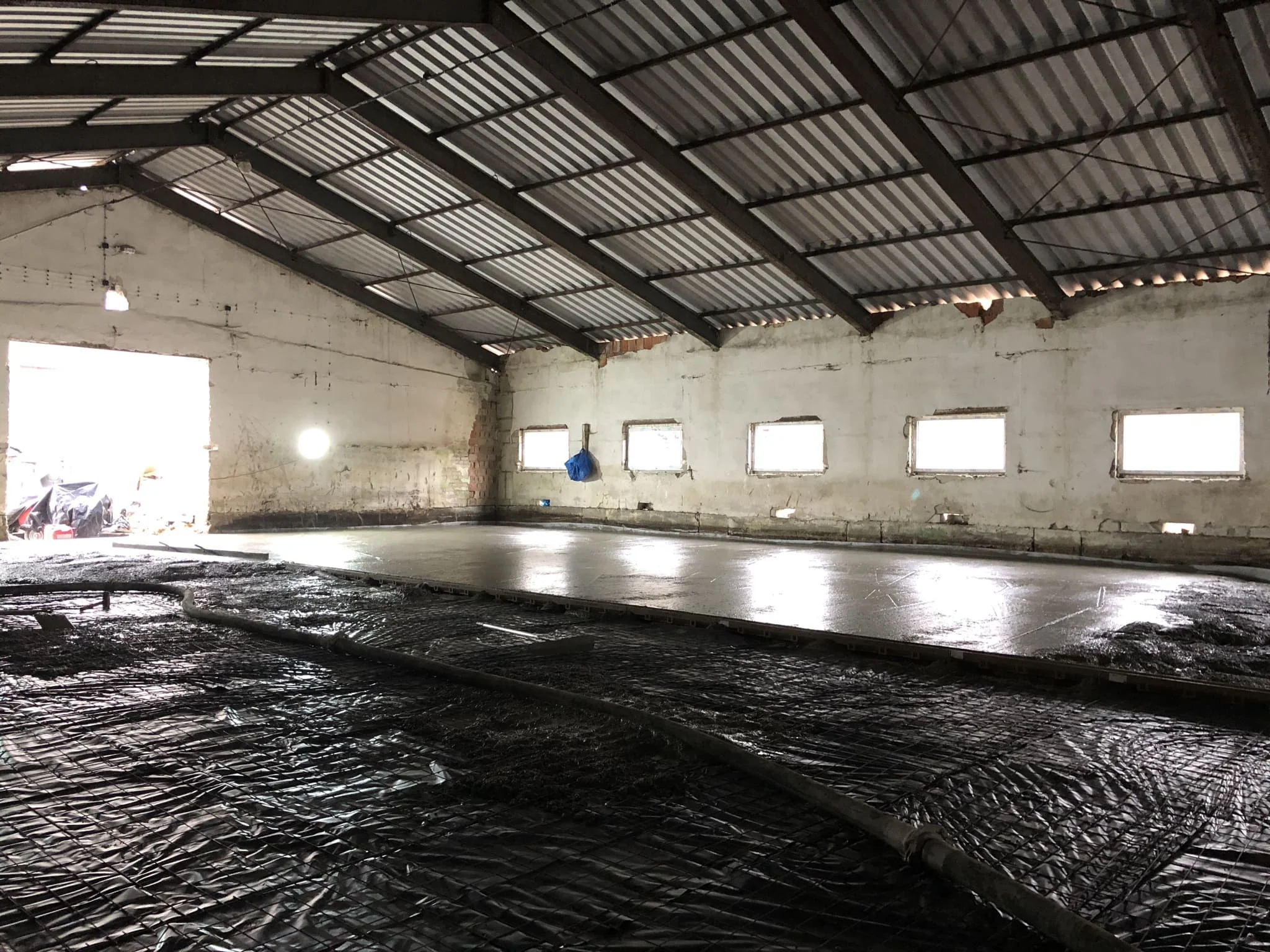 Готовый промышленный пол по грунту с армированием в складе