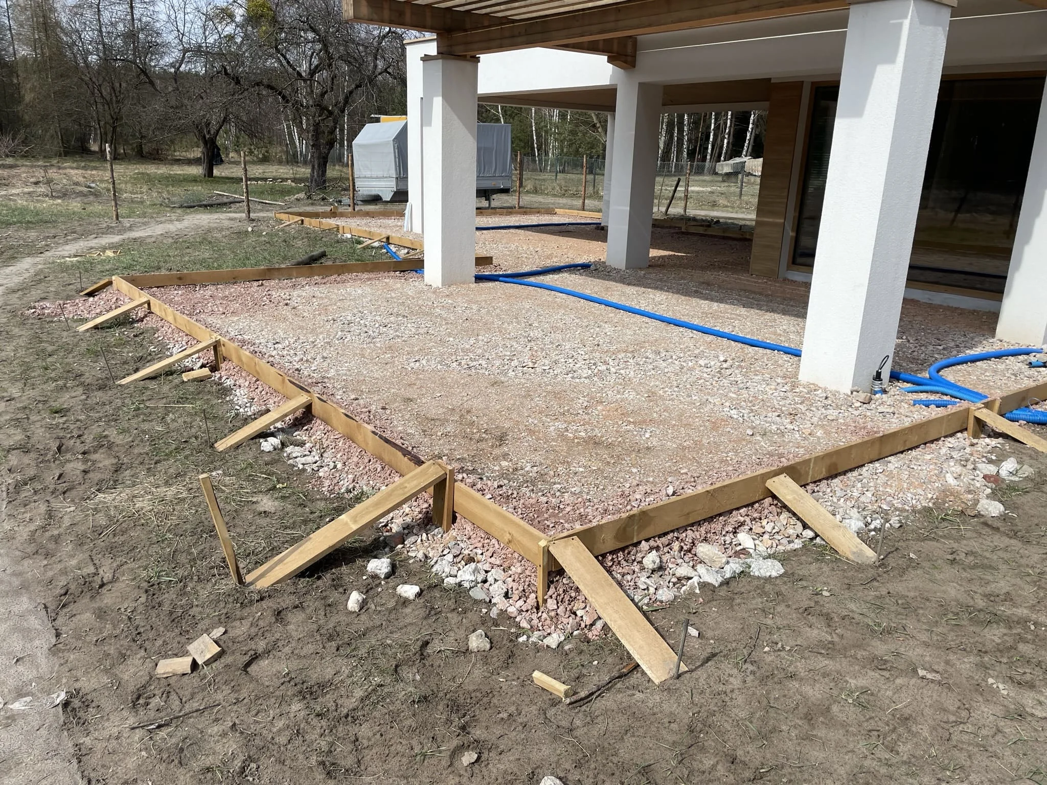 Заливка бетонной плиты пола по грунту на промышленном объекте