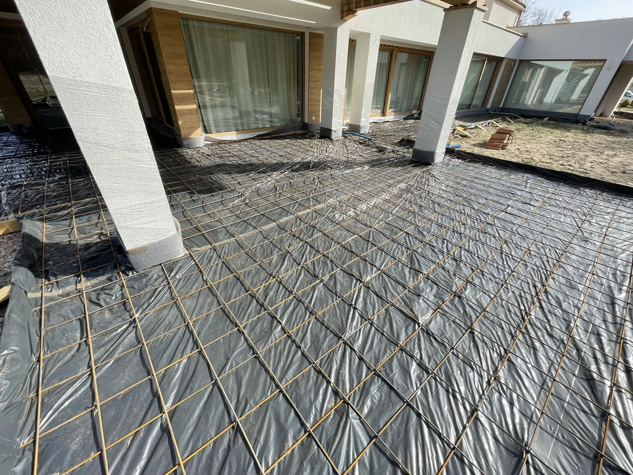 Готовый бетонный пол по грунту с армированием и гидроизоляцией