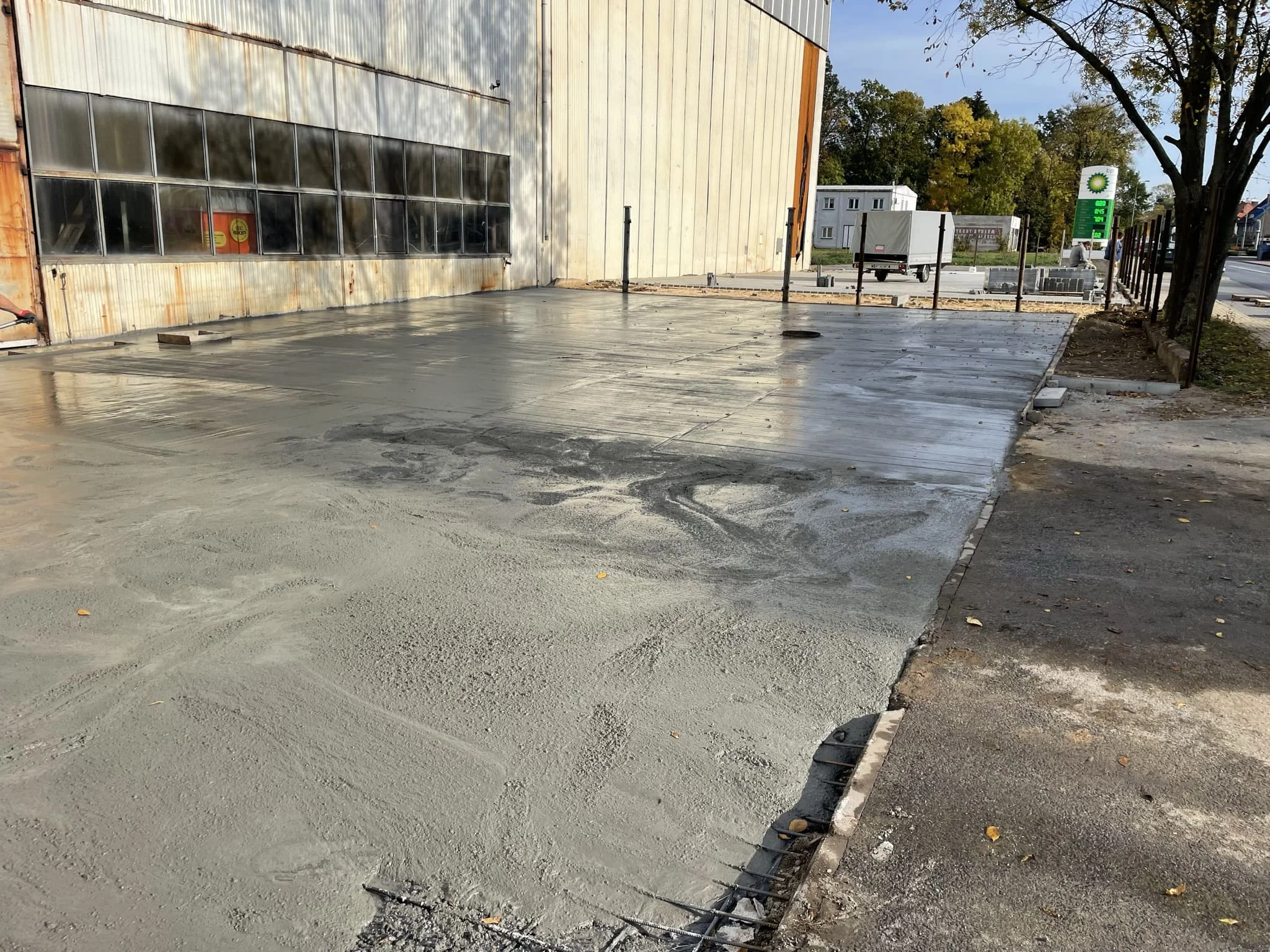 Монтаж черновой стяжки пола по грунту в частном доме