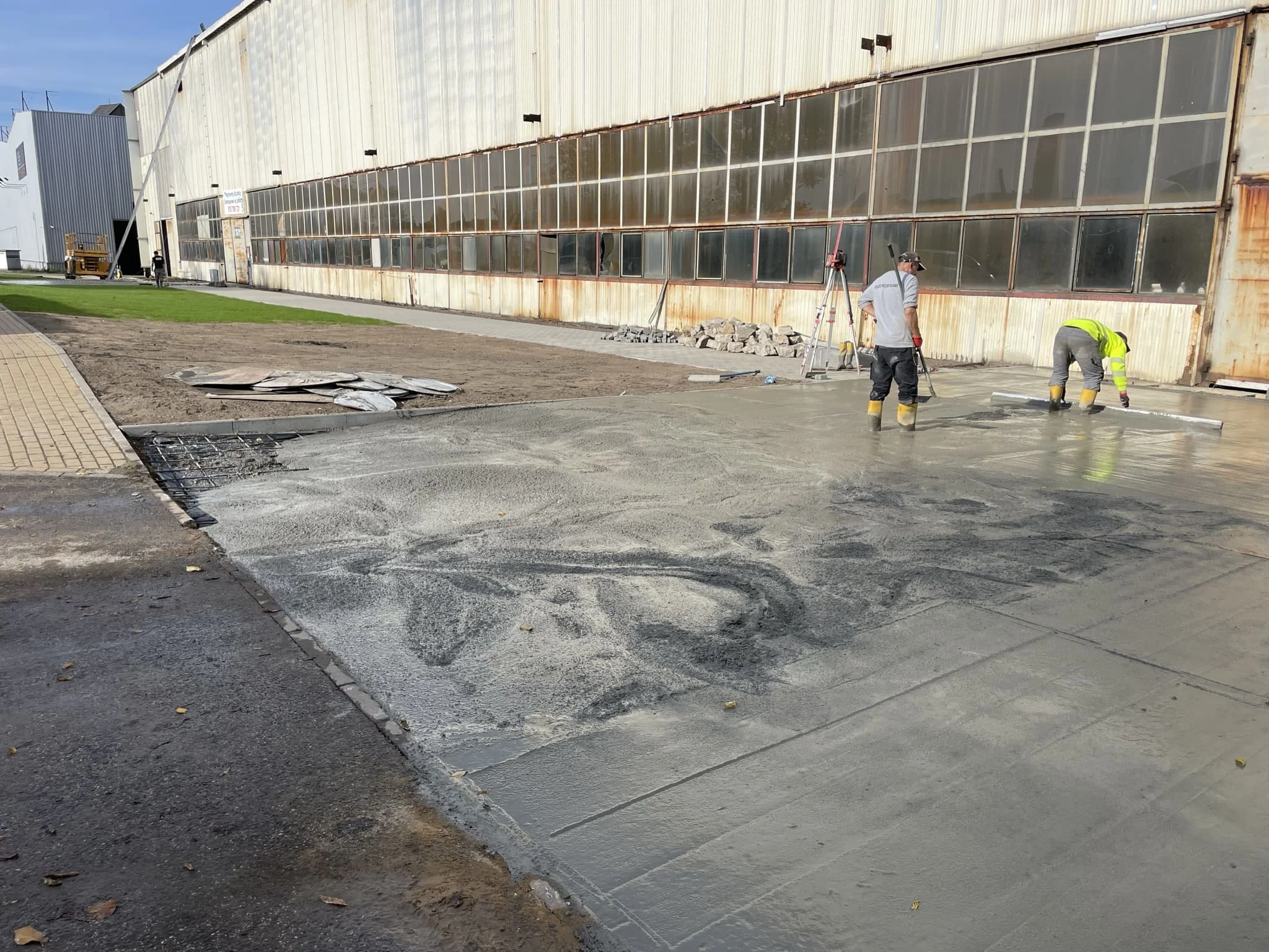 Готовая бетонная стяжка с армированием для производственного помещения