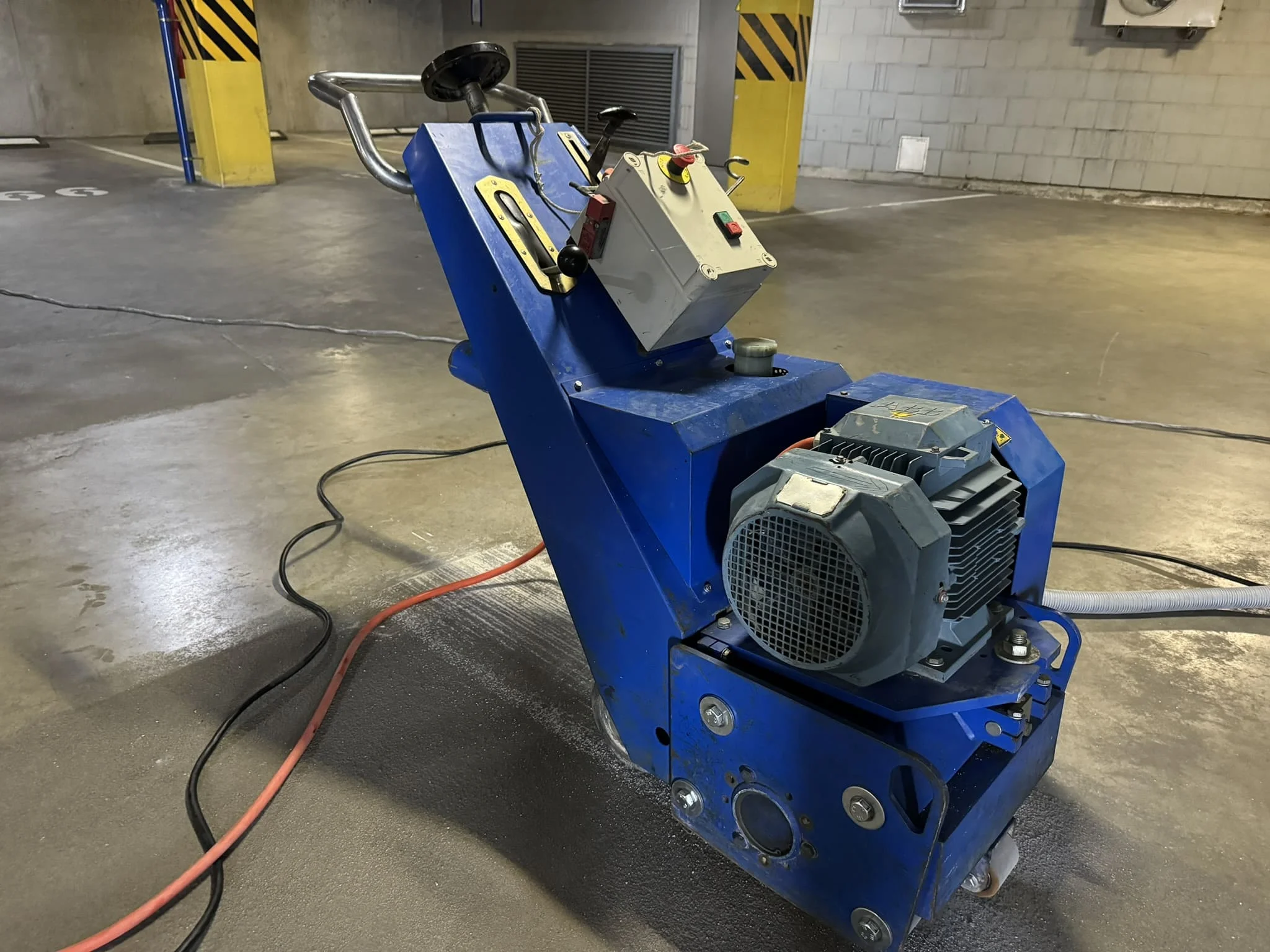 Крупный план оборудования для фрезеровки бетона и результата работ