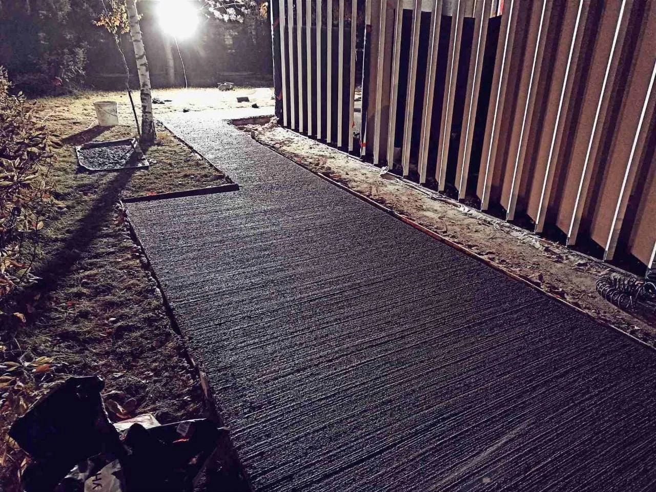 Выполнение браширования бетона на уличной площадке щеточной машиной