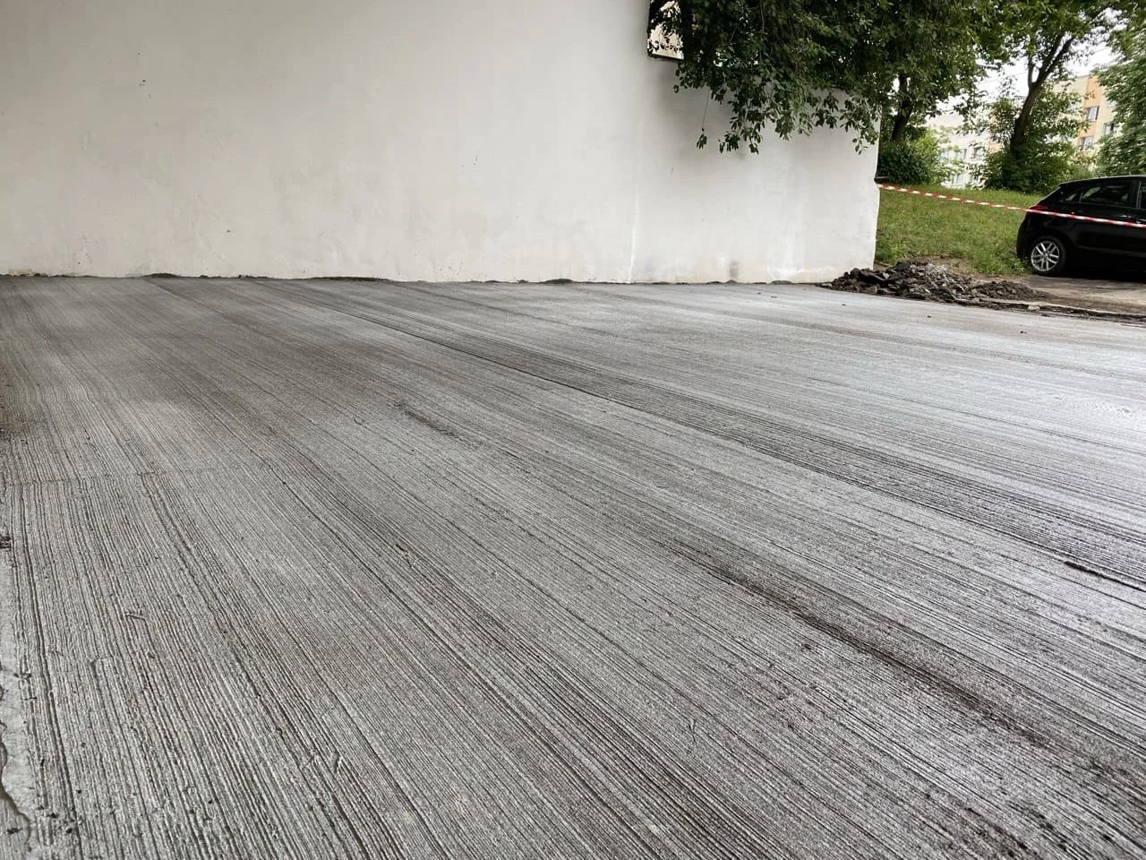 Готовый бетонный пол с выраженной текстурой браширования на промышленном объекте