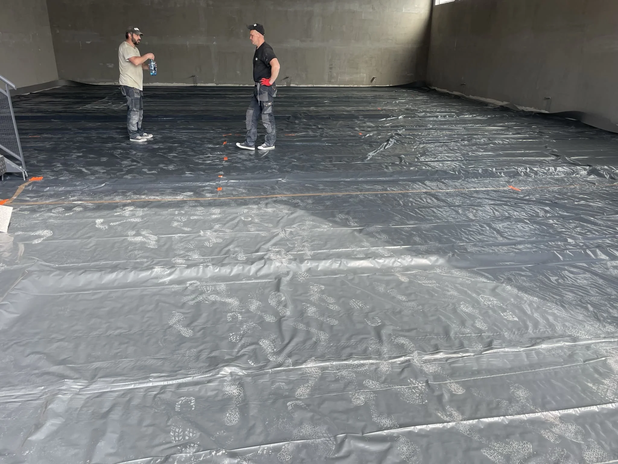 Готовый наливной полимерный пол с маркировкой и уклоном в частном гараже