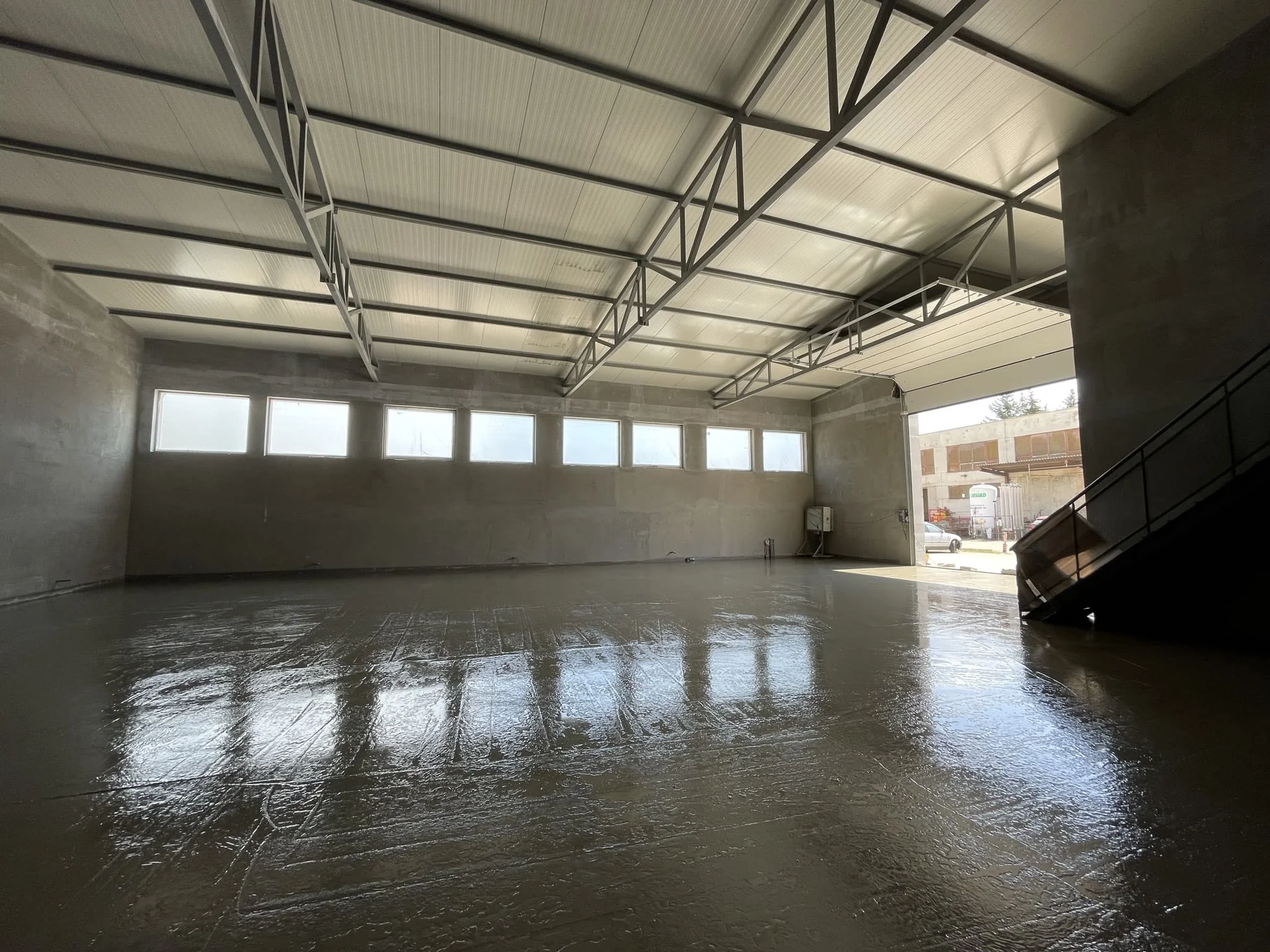 Заливка бетонного пола в гараже по лазеру с армированием