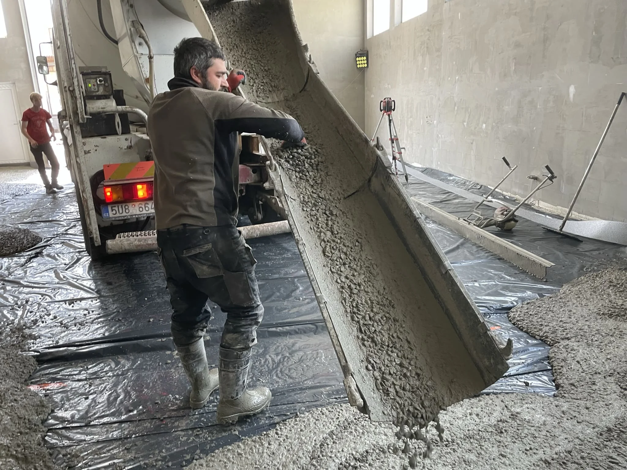 Готовая бетонная стяжка после заливки и упрочнения в автомастерской