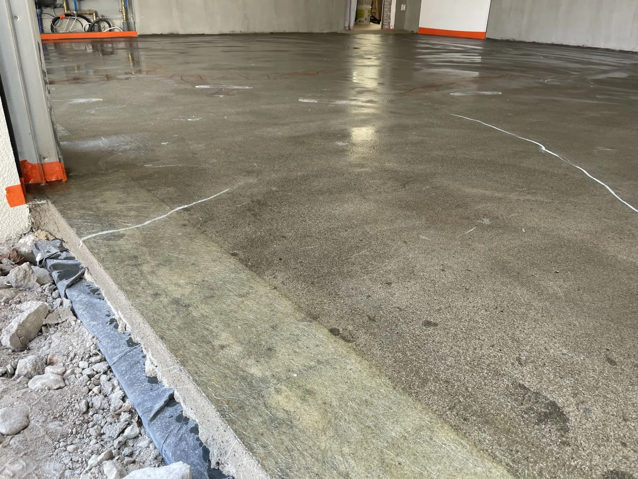 Цветное полимерное покрытие в гараже с разметкой под авто