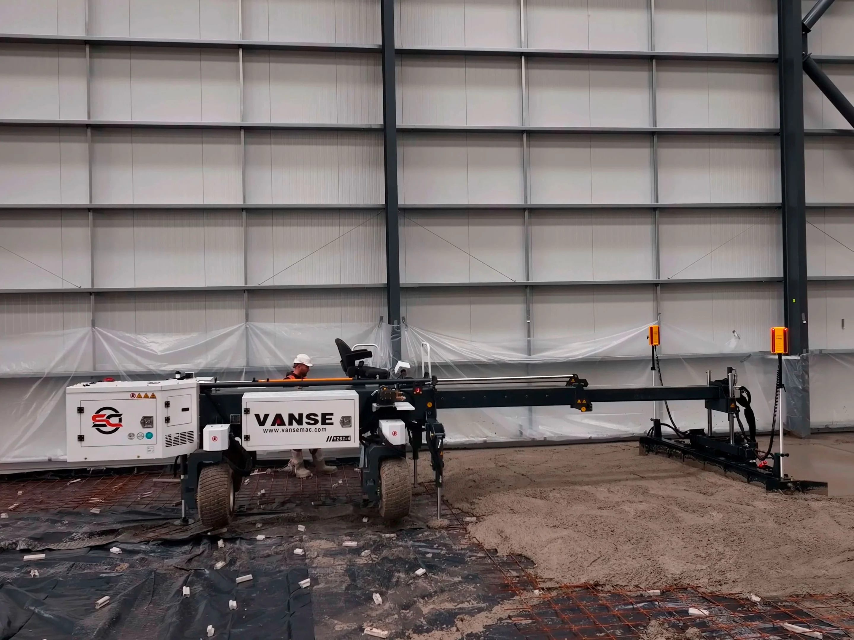 Процесс работы промышленного лазерного бетоноукладчика на большой площадке завода