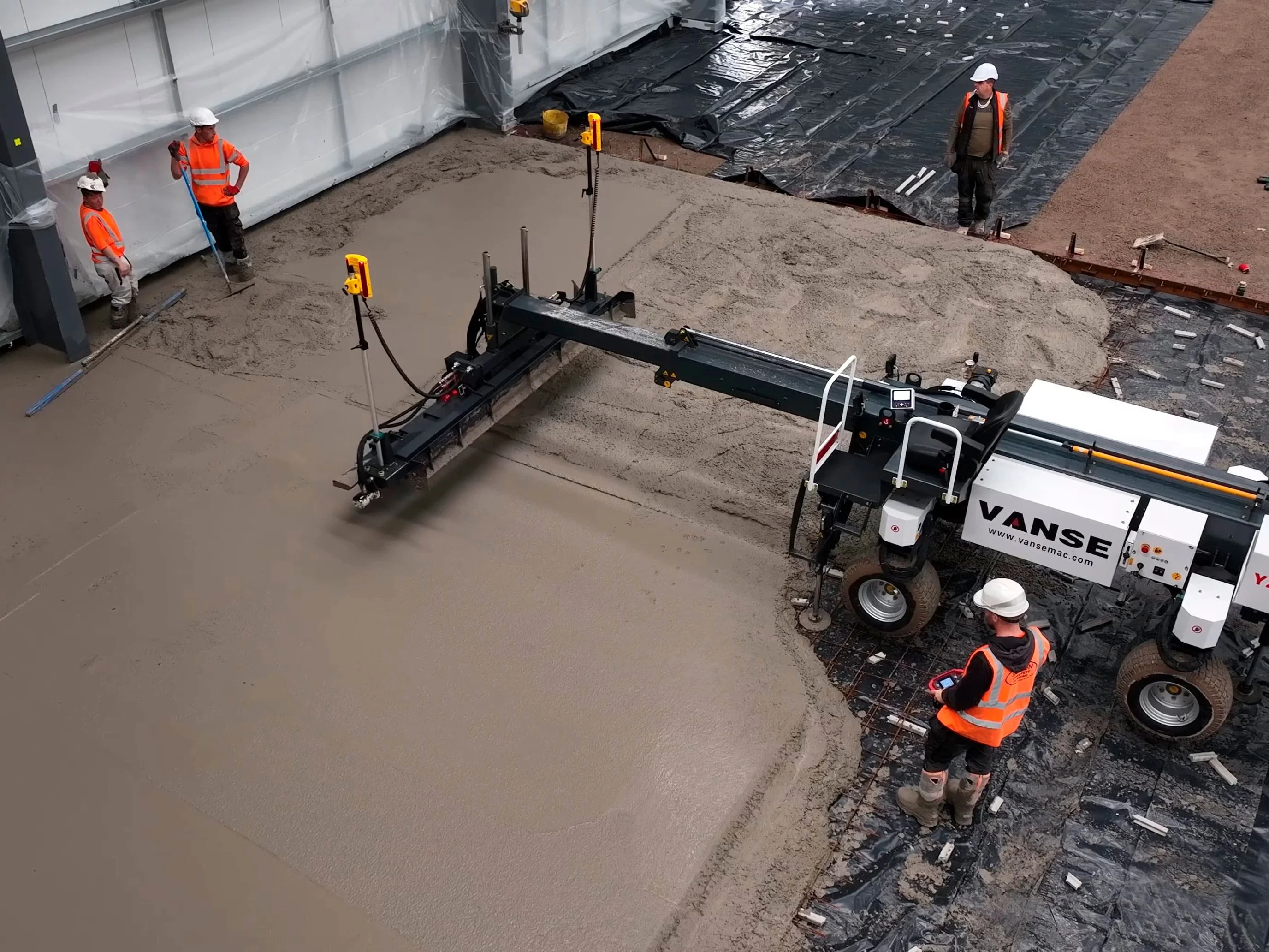 Идеально ровная поверхность промышленного бетонного пола после укладки с помощью laser screed